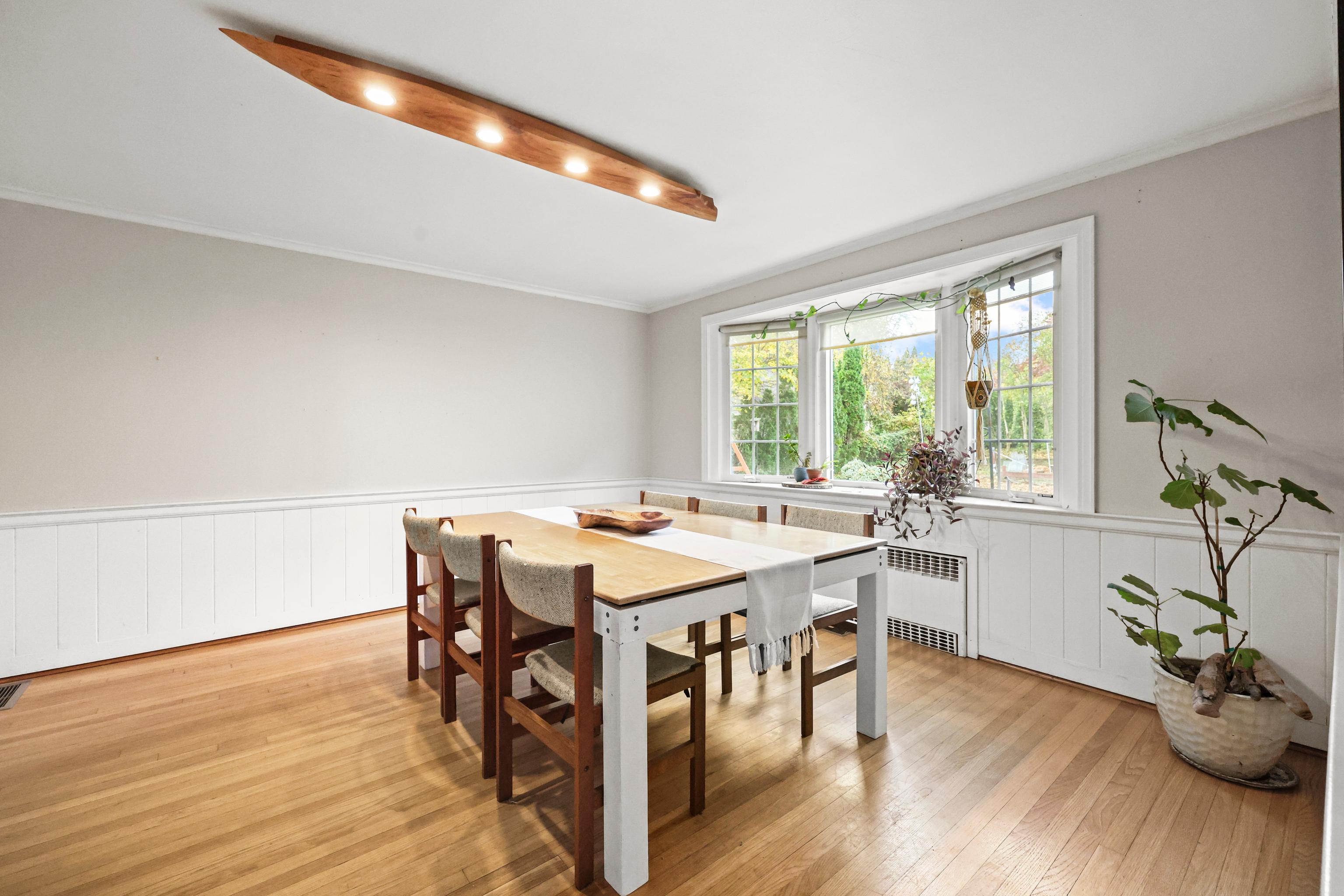 West Hartford, Connecticut, 06110, United States, 4 Bedrooms Bedrooms, ,2 BathroomsBathrooms,Residential,For Sale,1990757