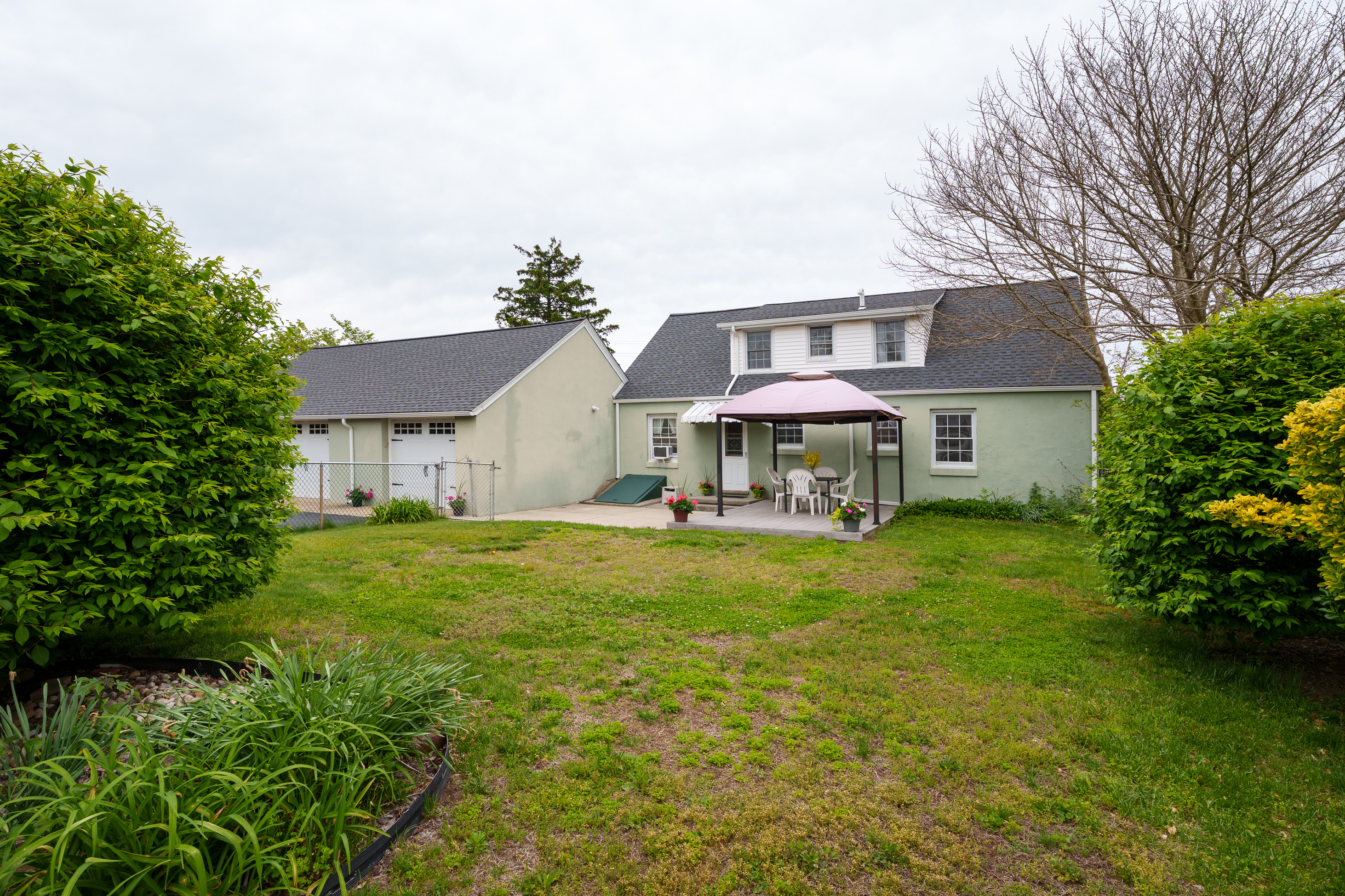  Well-Maintained Cape with Spacious Rooms and a Three-Car Garage - 物件實景