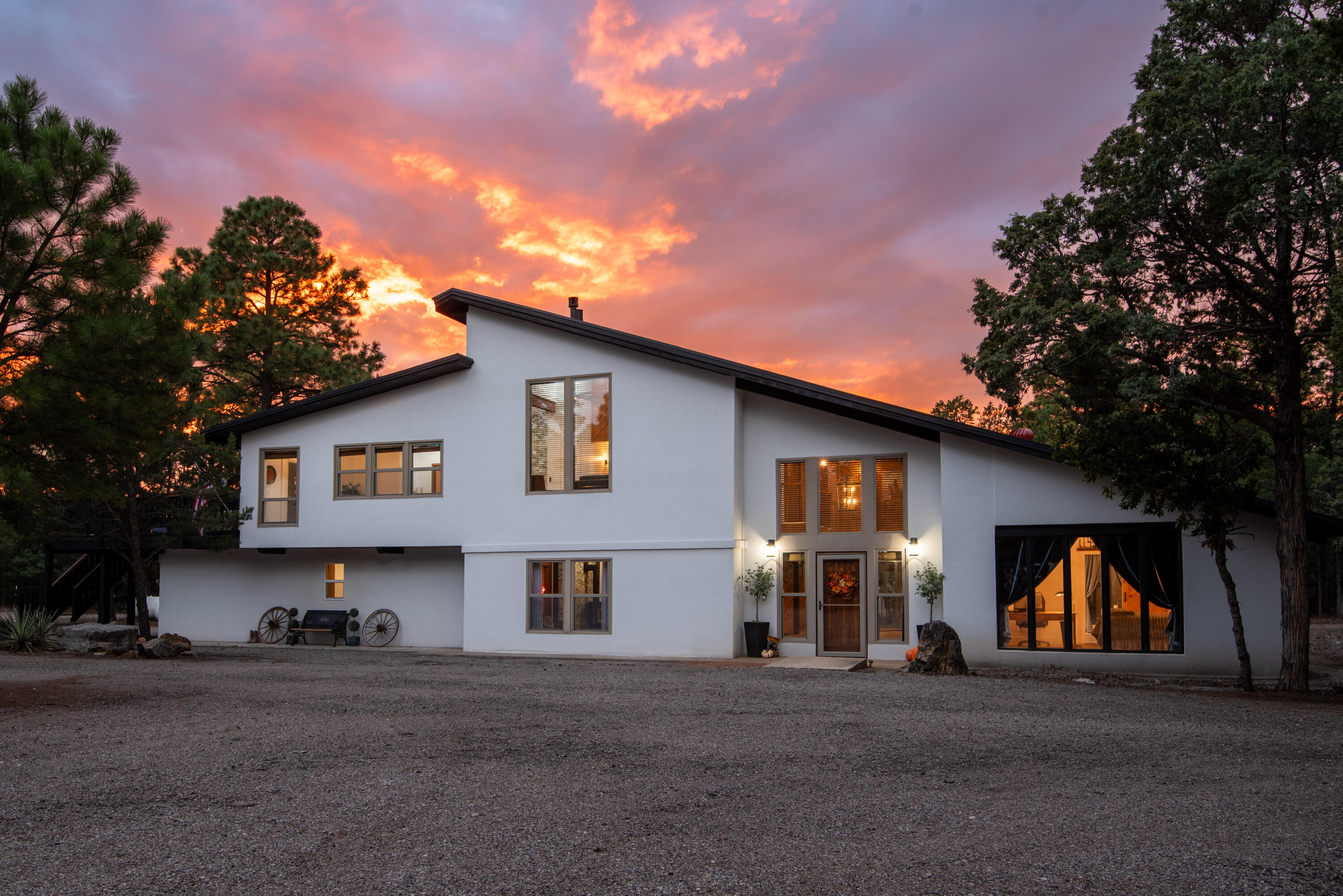 Bobolink Ln, Tijeras, NM 87059