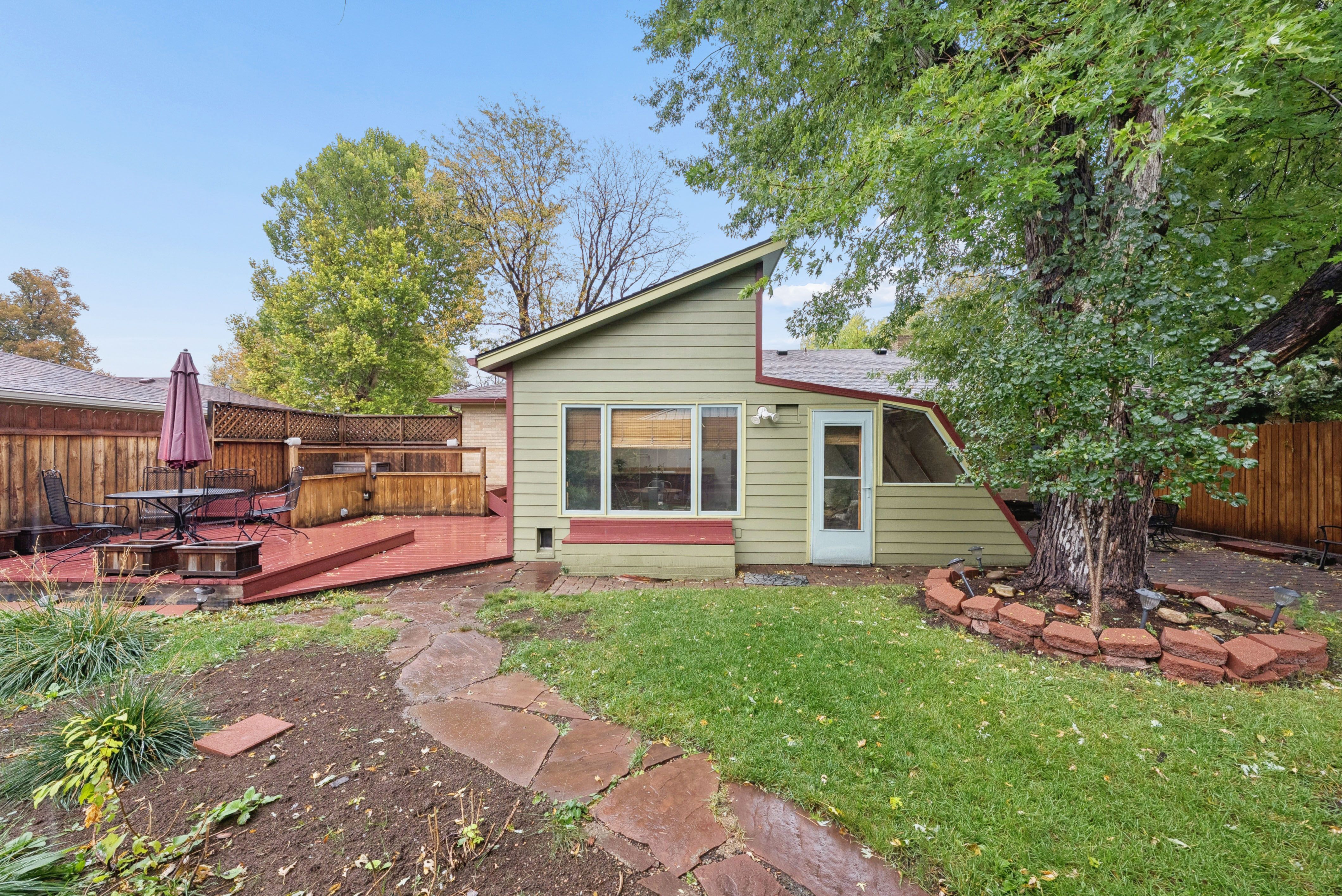  Welcome to 545 Estes Street, a bright, charming ranch-style home in an establish - 物件實景