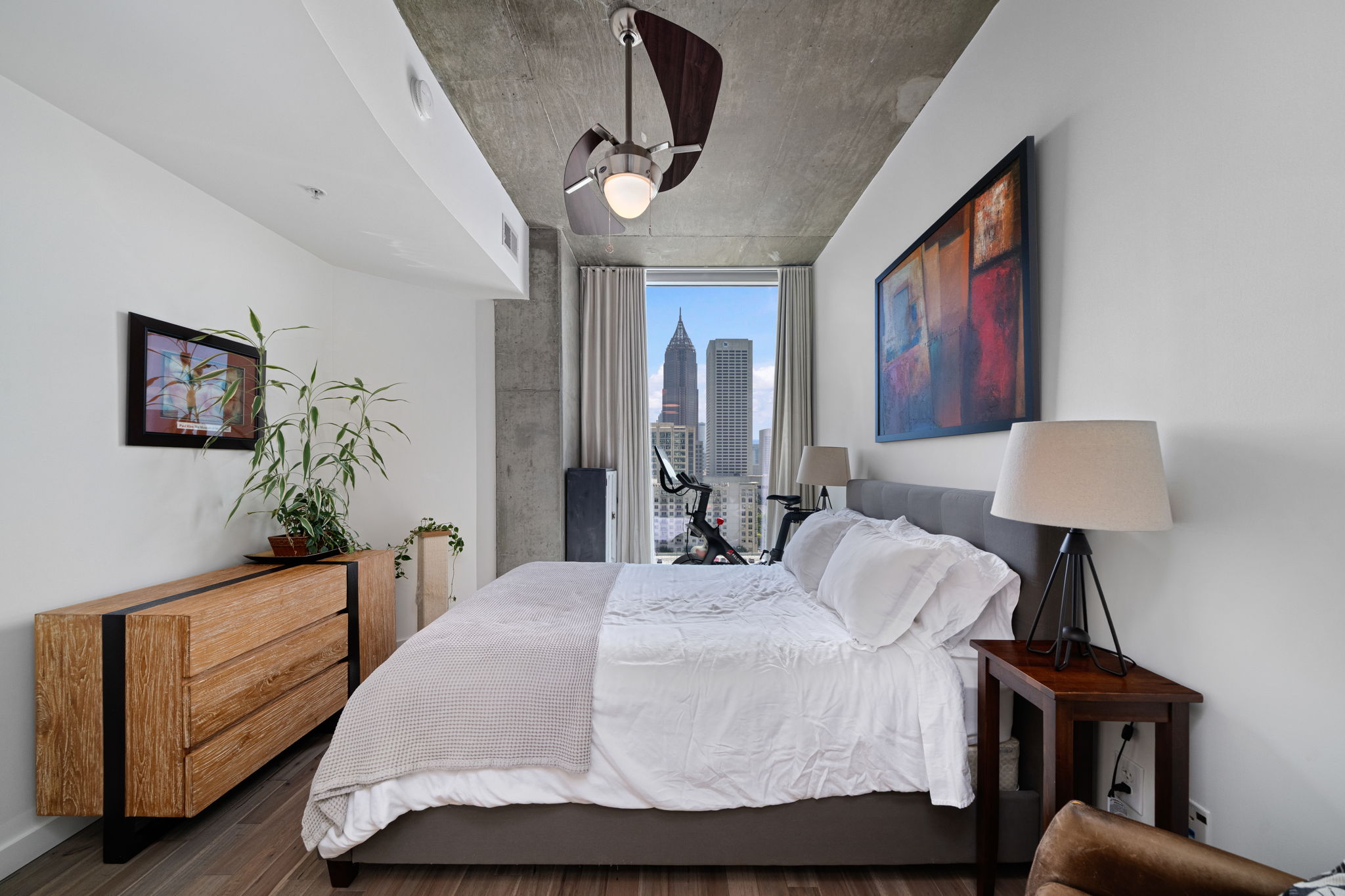  Spacious Two Bedroom Residence with Unobstructed Skyline Views - 物件實景