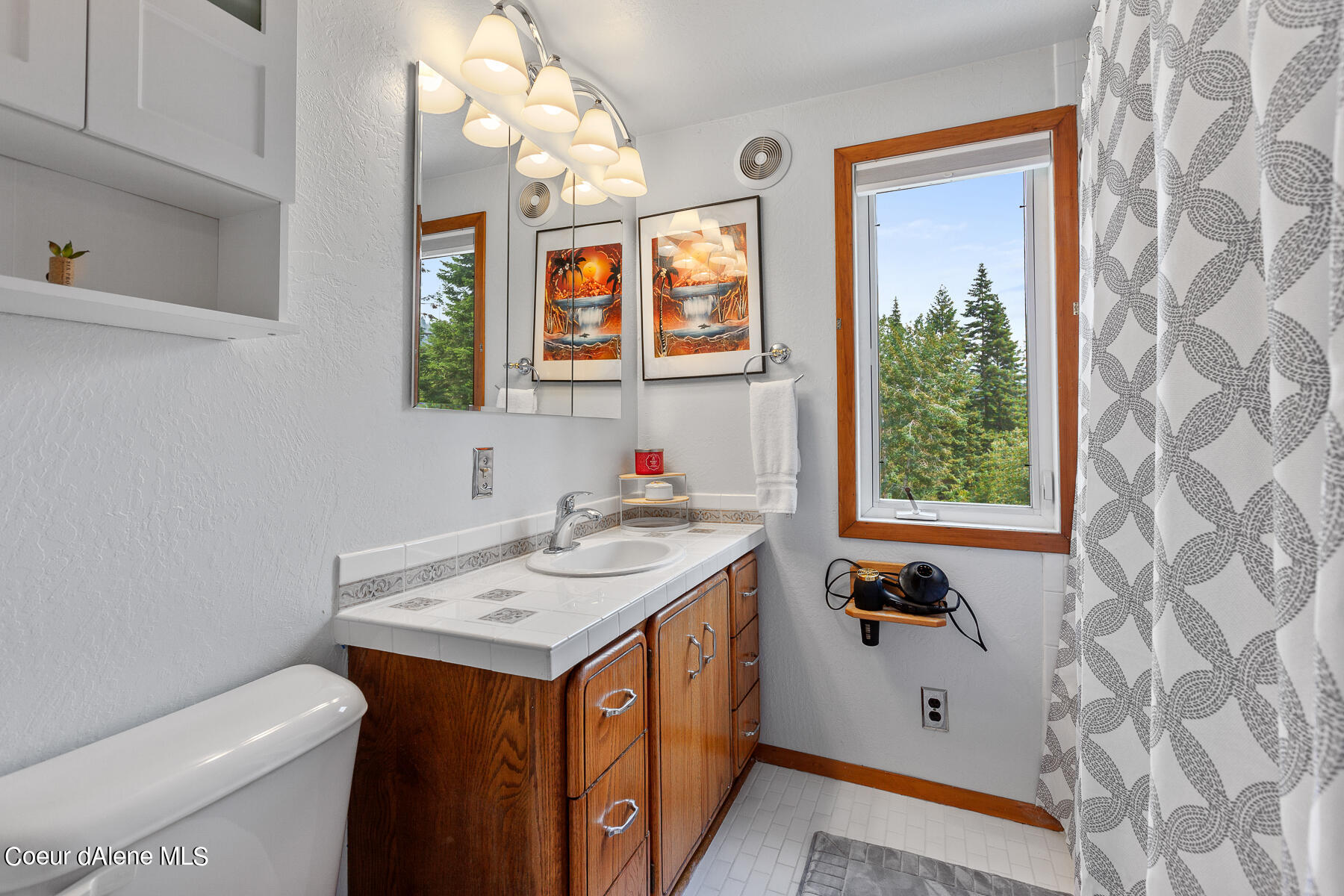 Coeur d'Alene, Idaho, 83814, United States, 4 Bedrooms Bedrooms, ,3 BathroomsBathrooms,Residential,For Sale,1974008