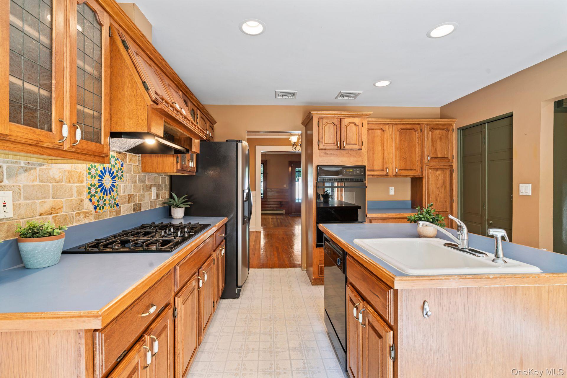 East Northport, New York, 11731, United States, 3 Bedrooms Bedrooms, ,2 BathroomsBathrooms,Residential,For Sale,1942269