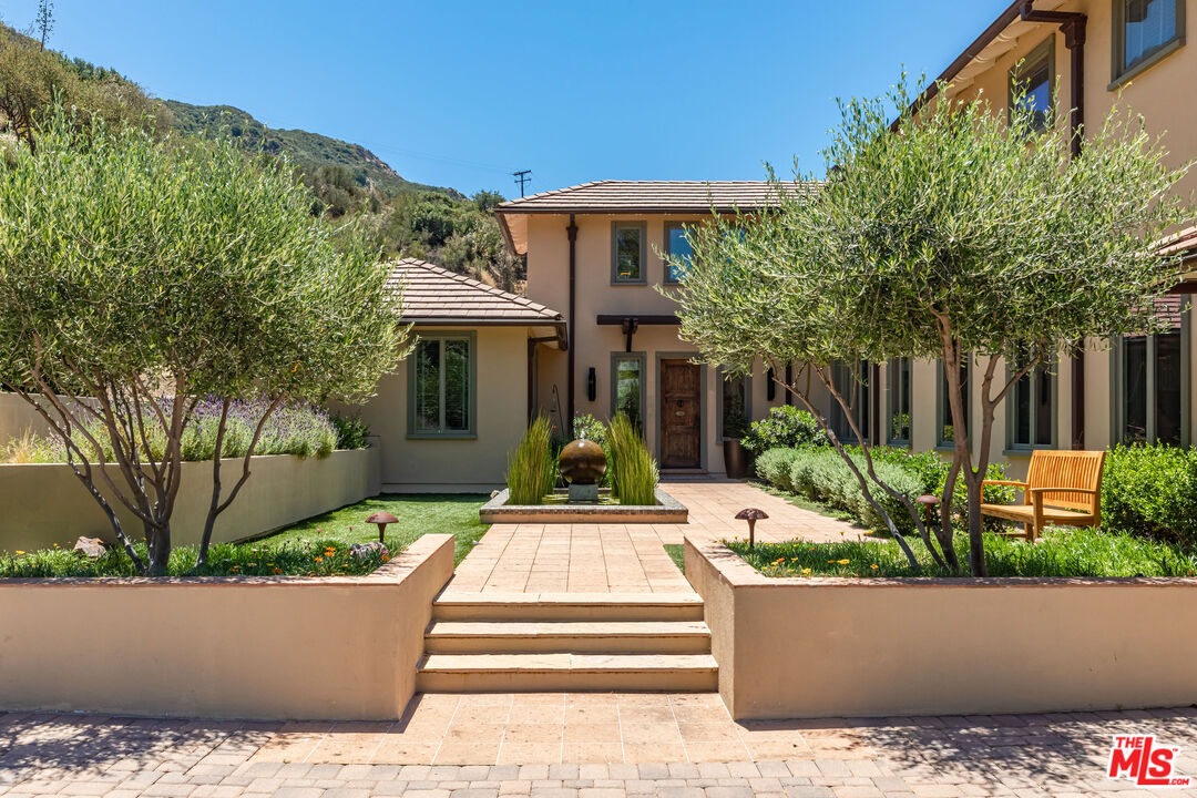 Calabasas, California, 91302, United States, 5 Bedrooms Bedrooms, ,4 BathroomsBathrooms,Residential,For Sale,1926275
