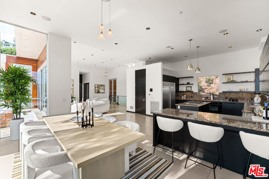 Los Angeles, California, 90049, United States, 4 Bedrooms Bedrooms, ,5 BathroomsBathrooms,Residential,For Sale,1901289