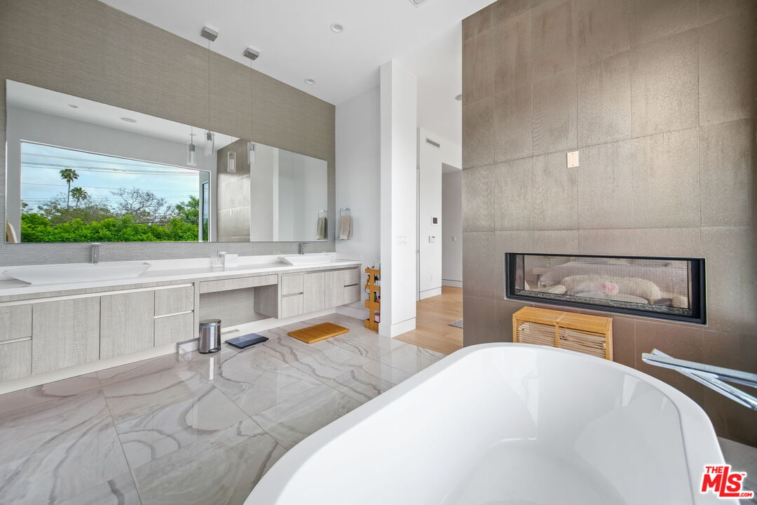 Los Angeles, California, 90046, United States, 5 Bedrooms Bedrooms, ,2 BathroomsBathrooms,Residential,For Sale,1829471