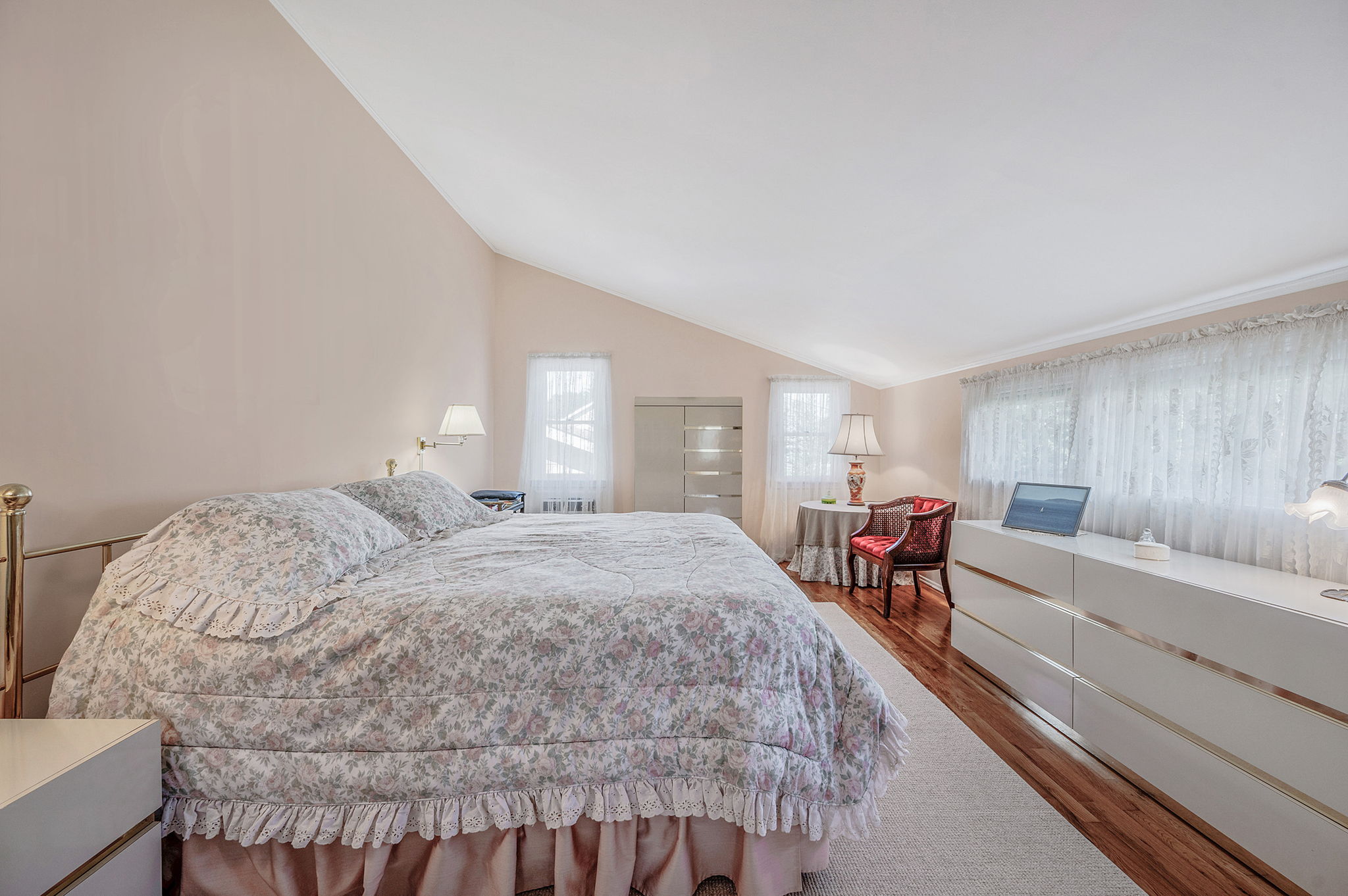 Babylon, New York, 11702, United States, 4 Bedrooms Bedrooms, ,3 BathroomsBathrooms,Residential,For Sale,1921676