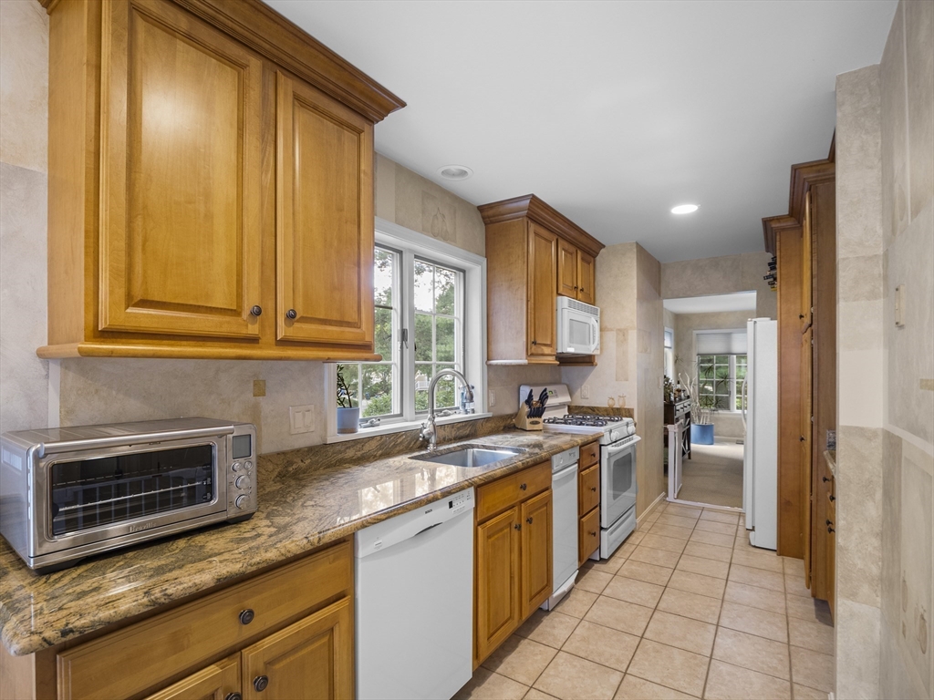 Worcester, Massachusetts, 01609, United States, 3 Bedrooms Bedrooms, ,4 BathroomsBathrooms,Residential,For Sale,1970257