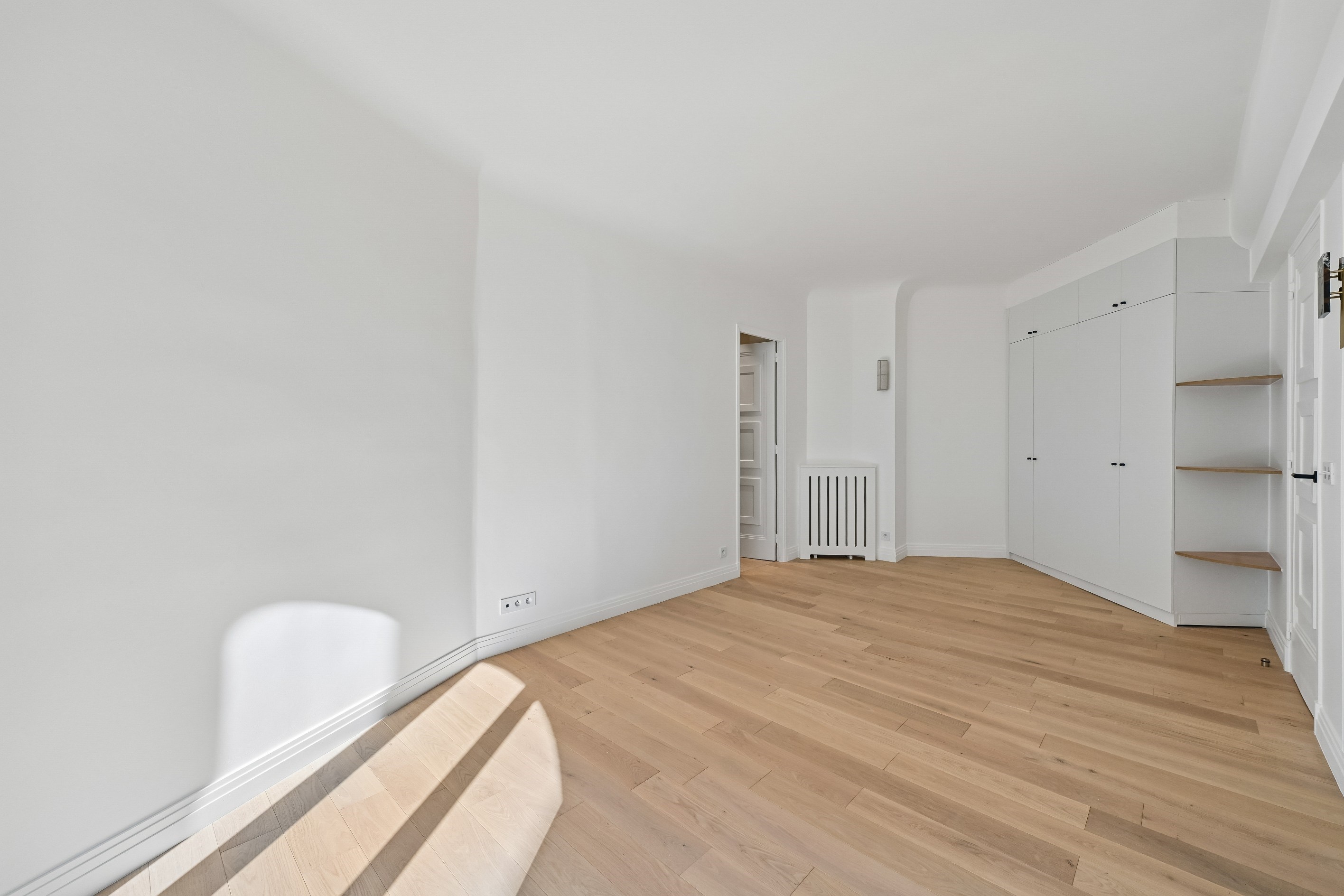  MAIRIE DU XVI – BEAUTIFULLY RENOVATED ARTIST