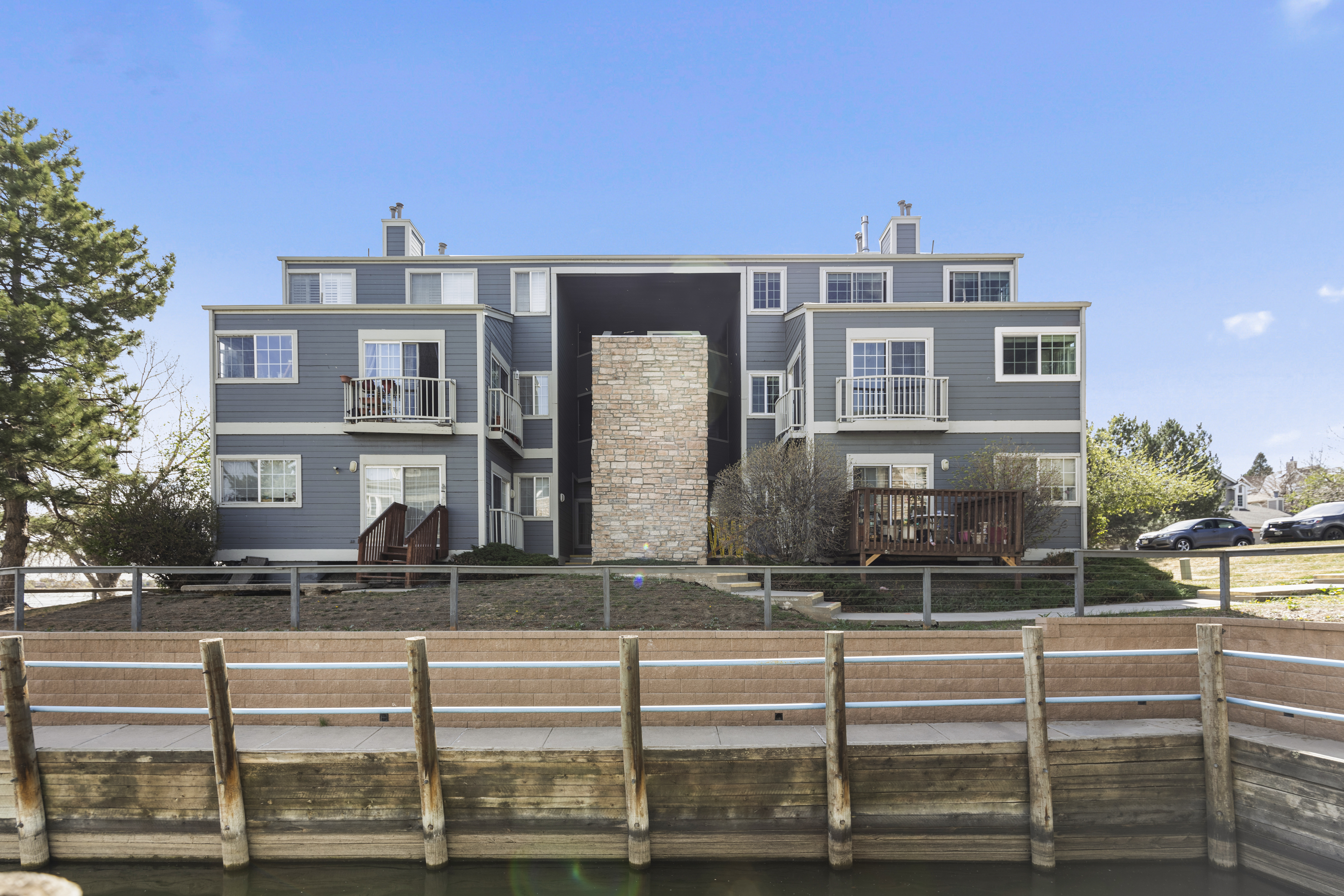  Expansive water views and a light-filled interior create a truly unique setting - 物件實景