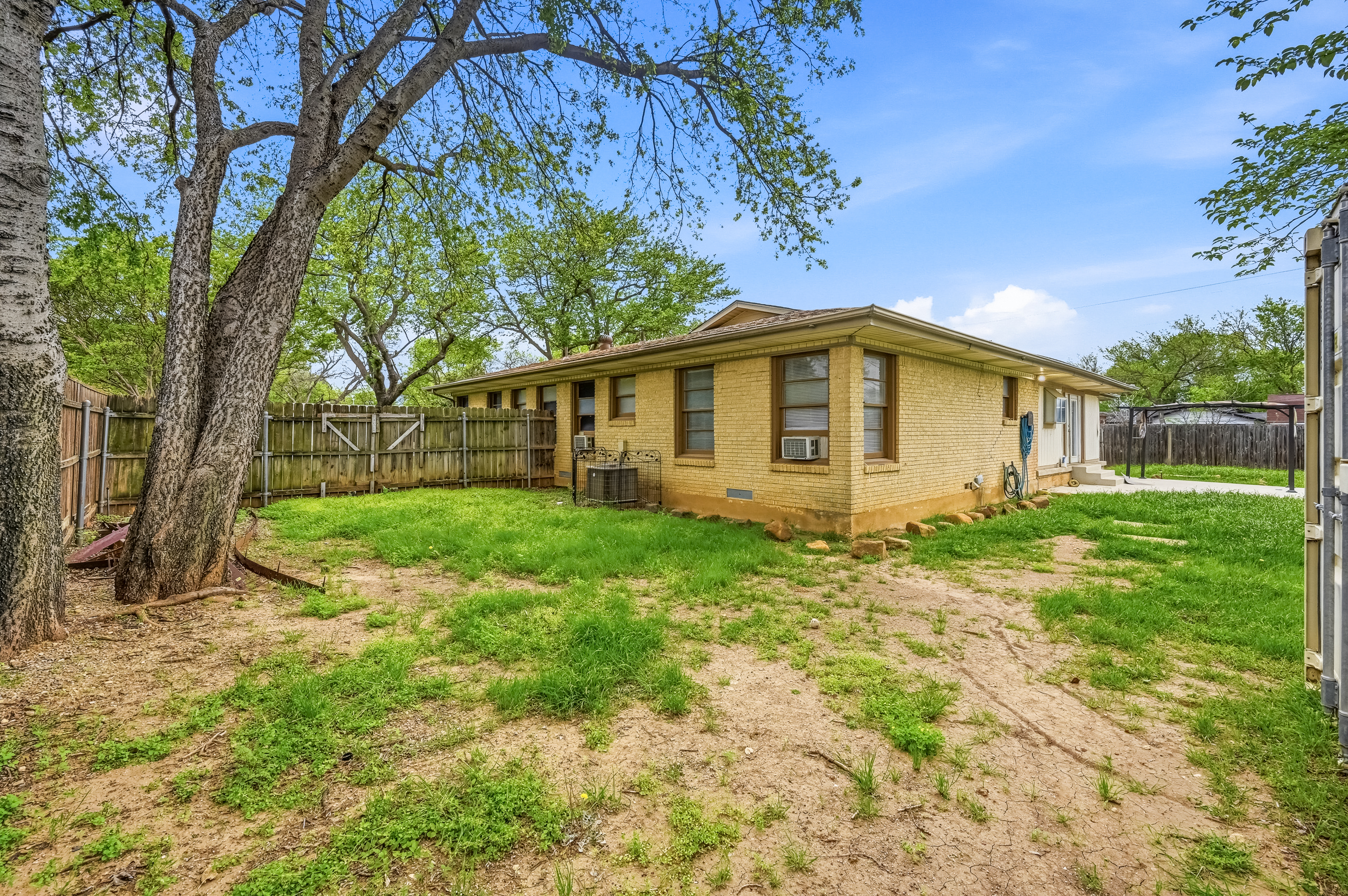  Charming 3-Bed, 2-Bath Single-Family Home with Spacious Living in N R Hills - 物件實景