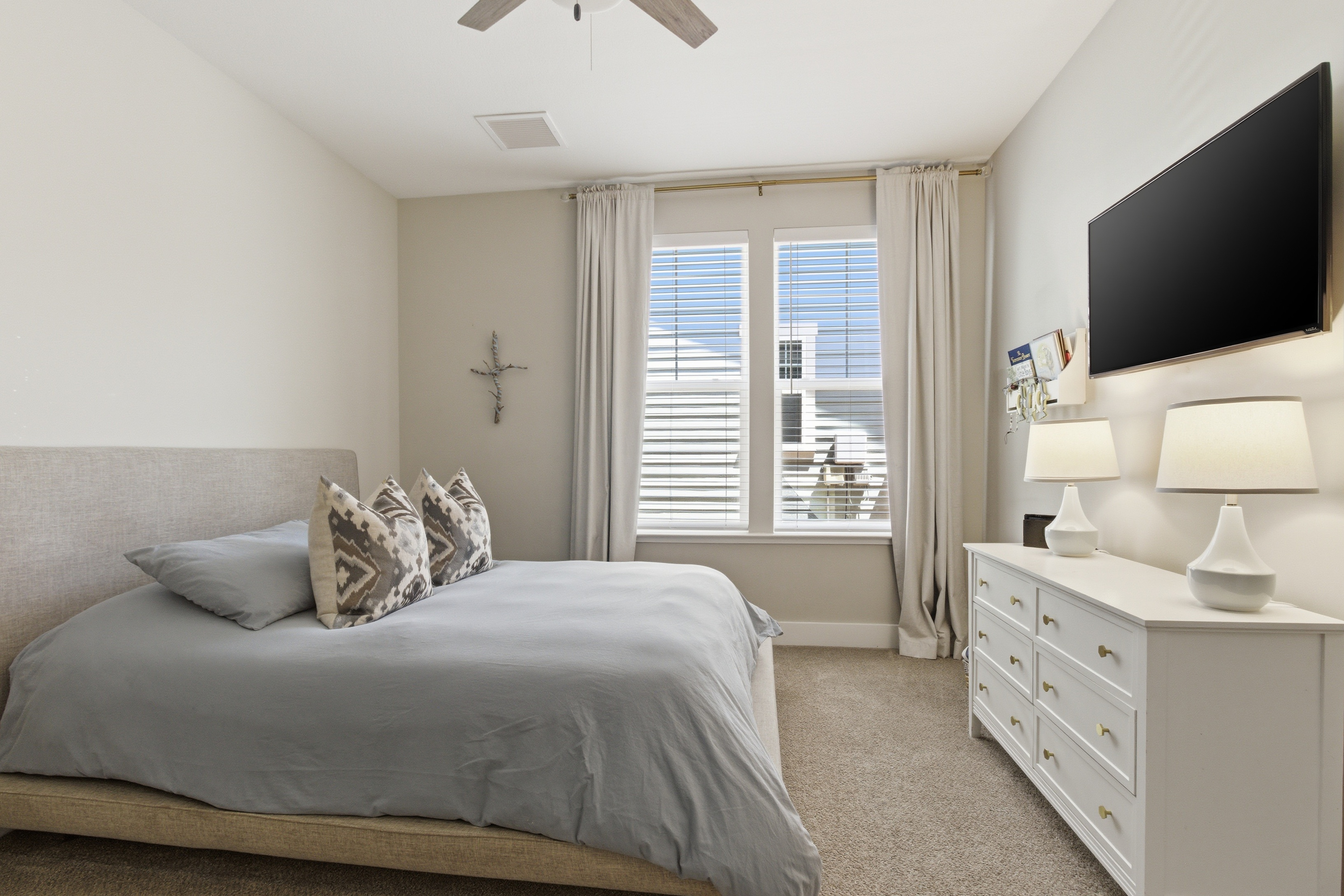  Spacious Corner-Lot Retreat With Flexible Living - 物件實景