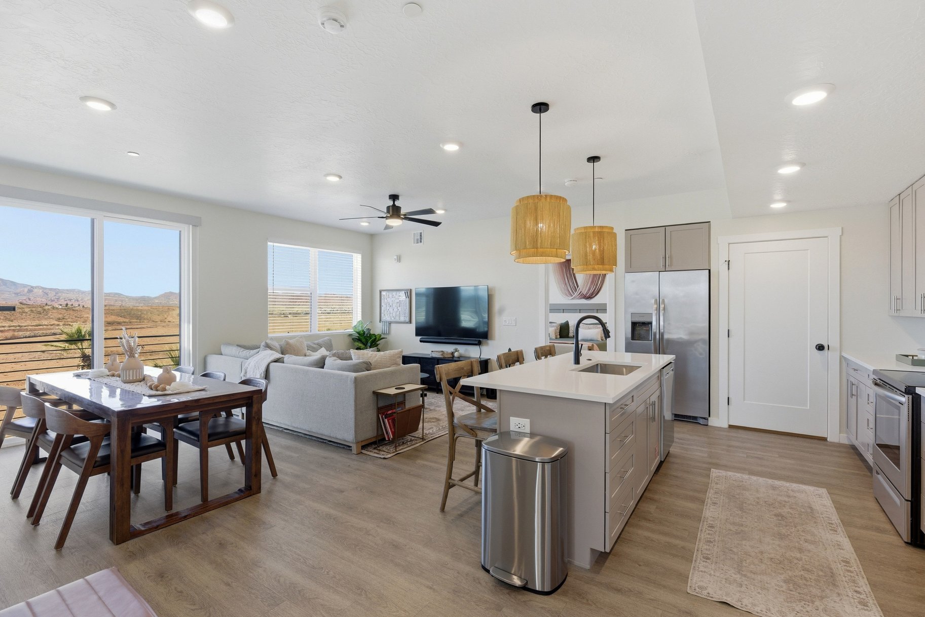  Top-Floor Desert Color Retreat With Lagoon Access & Views - 物件實景