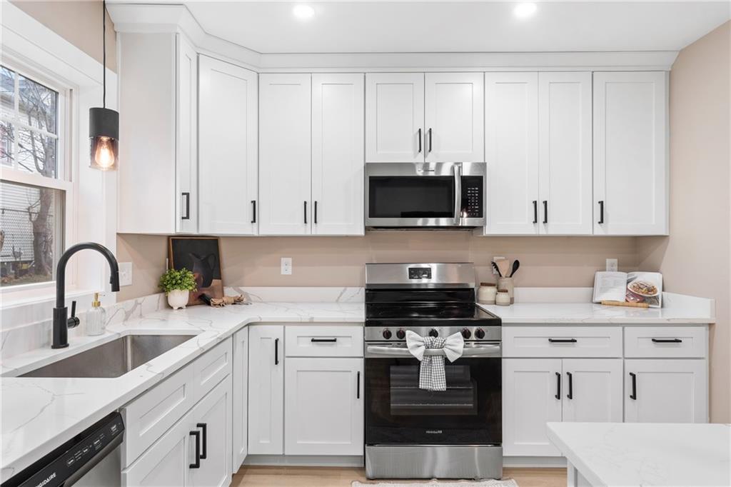 Providence, Rhode Island, 02907, United States, 6 Bedrooms Bedrooms, ,4 BathroomsBathrooms,Residential,For Sale,2005298