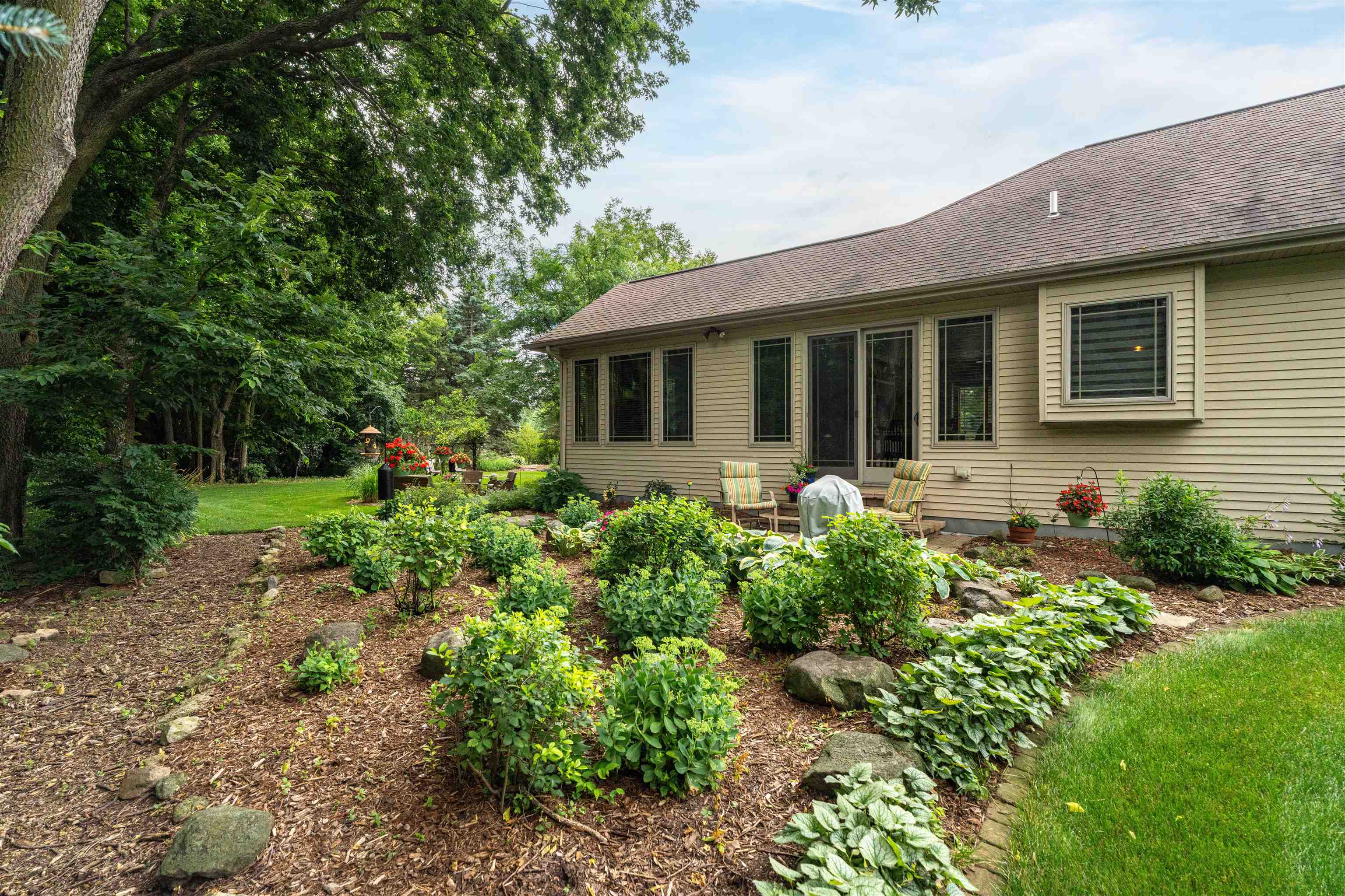 NEENAH, Wisconsin, 54956, United States, 3 Bedrooms Bedrooms, ,2 BathroomsBathrooms,Residential,For Sale,1913087