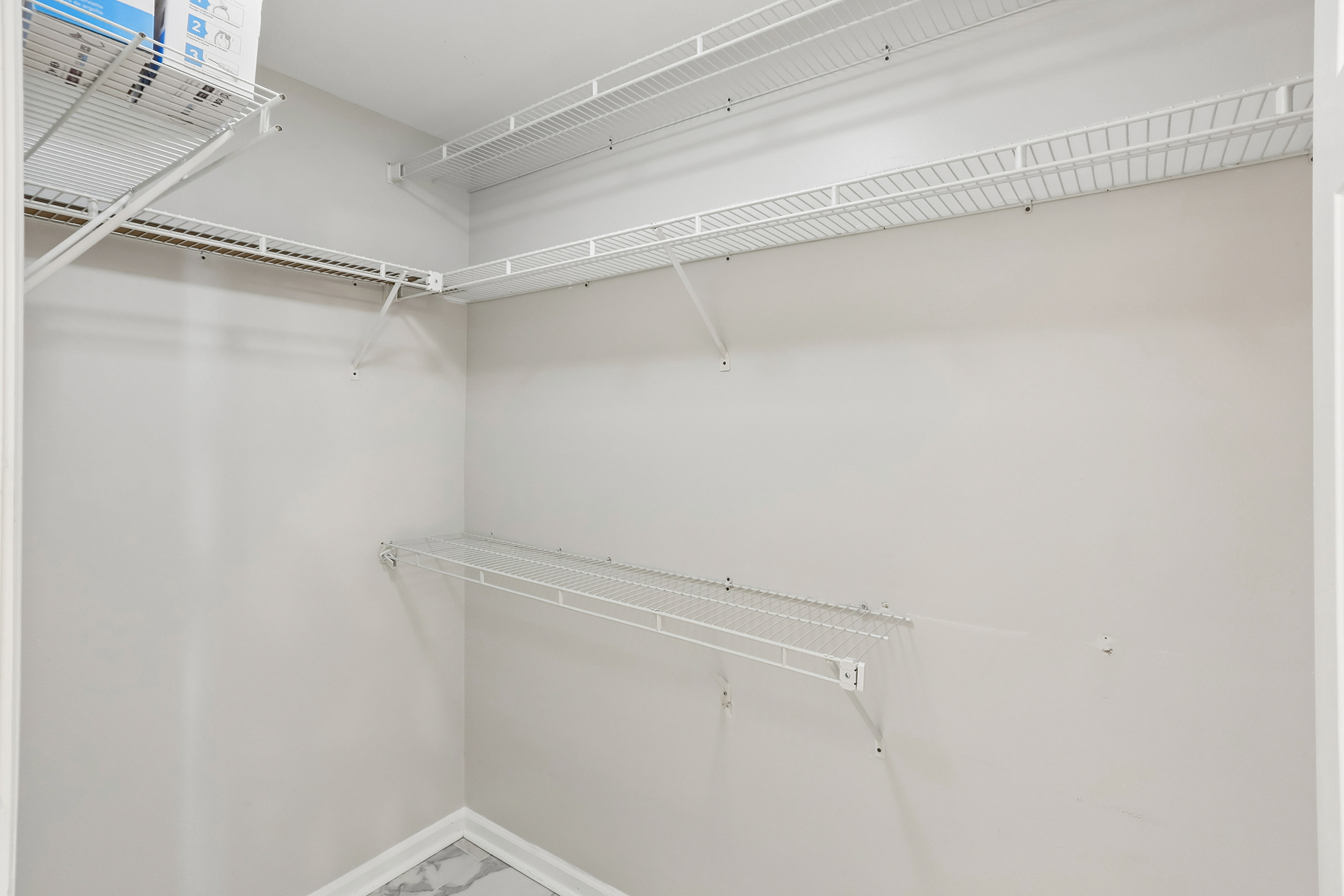  Completely Renovated Move-In Ready End Unit - 物件實景