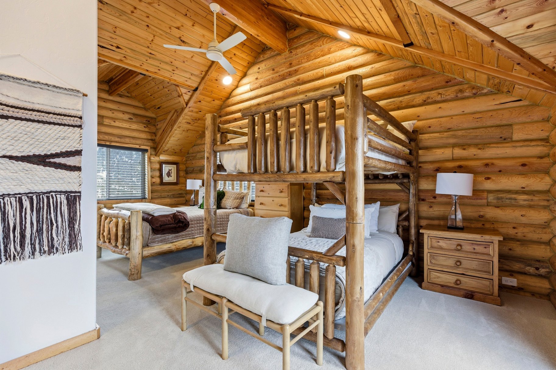  Renovated Log Cabin in Cedar Highlands with Wraparound Deck & Mountain Views - 物件實景