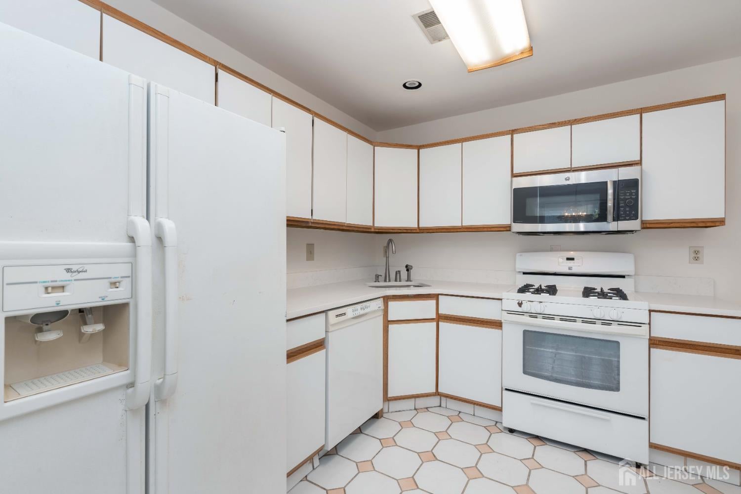 Sayreville, New Jersey, 08872, United States, 3 Bedrooms Bedrooms, ,3 BathroomsBathrooms,Residential,For Sale,1937577