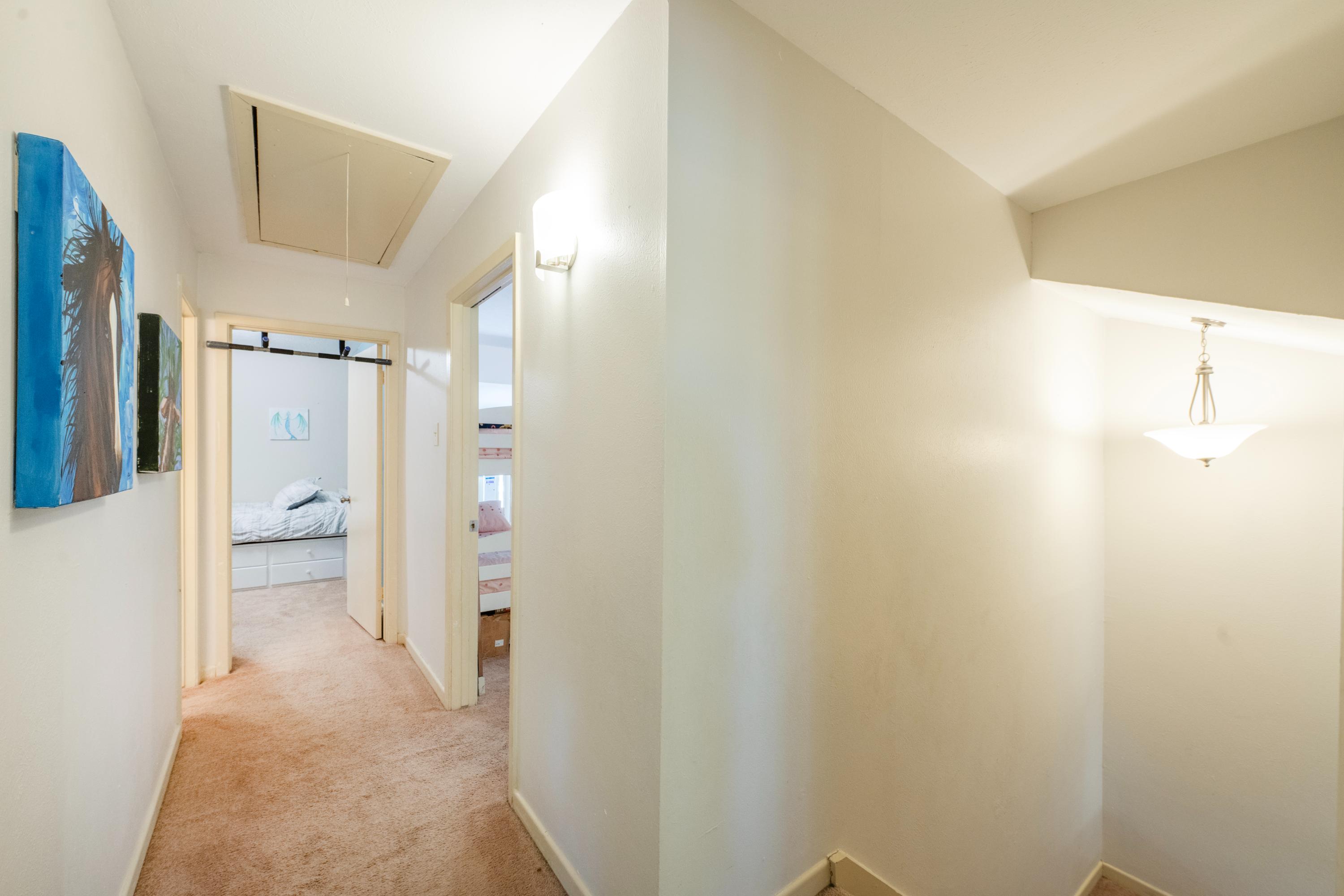  Comfort, Convenience, and Charm—Beautiful 3-Bedroom Townhome - 物件實景