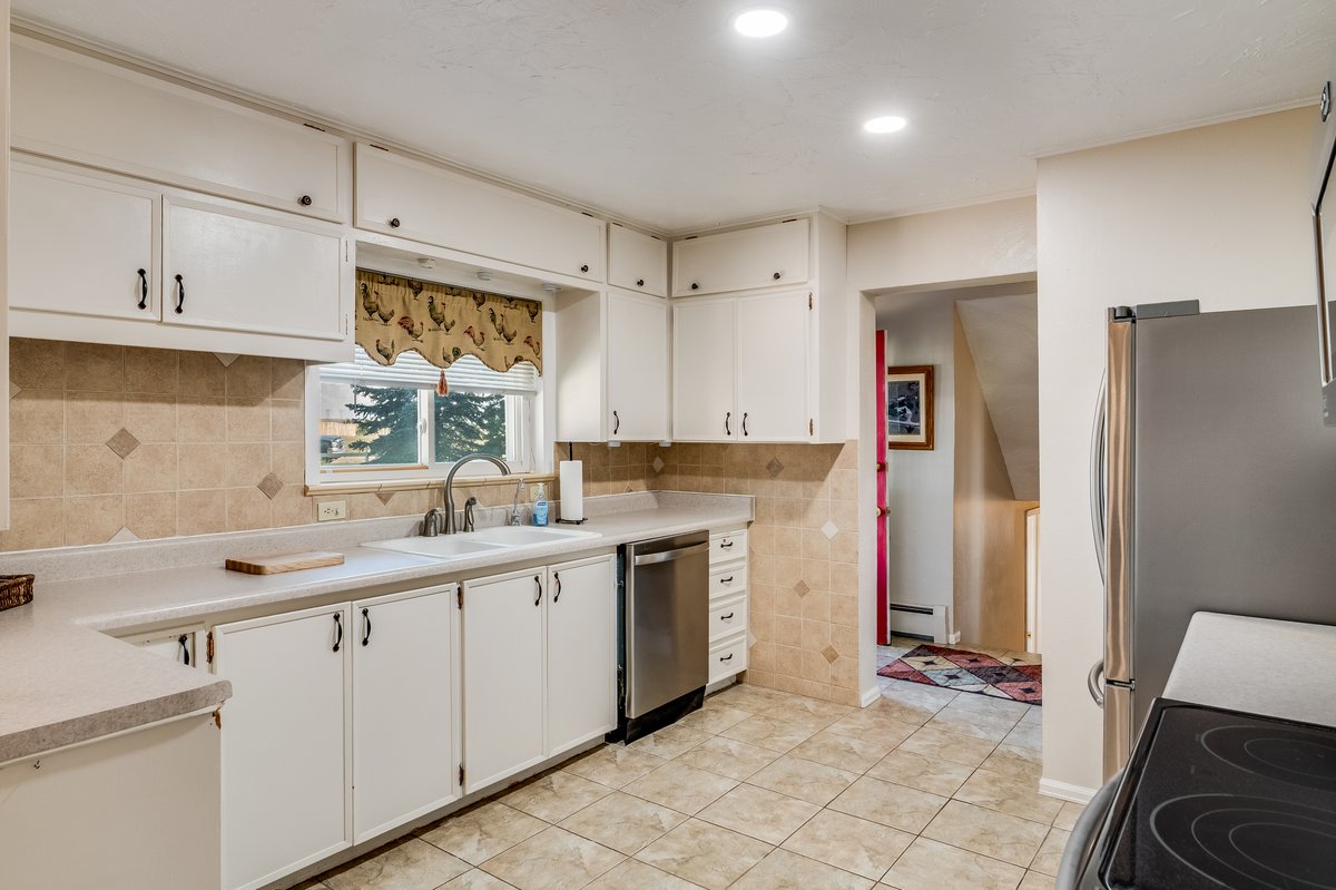 Cheyenne, Wyoming, 82009, United States, 3 Bedrooms Bedrooms, ,2 BathroomsBathrooms,Residential,For Sale,1976817