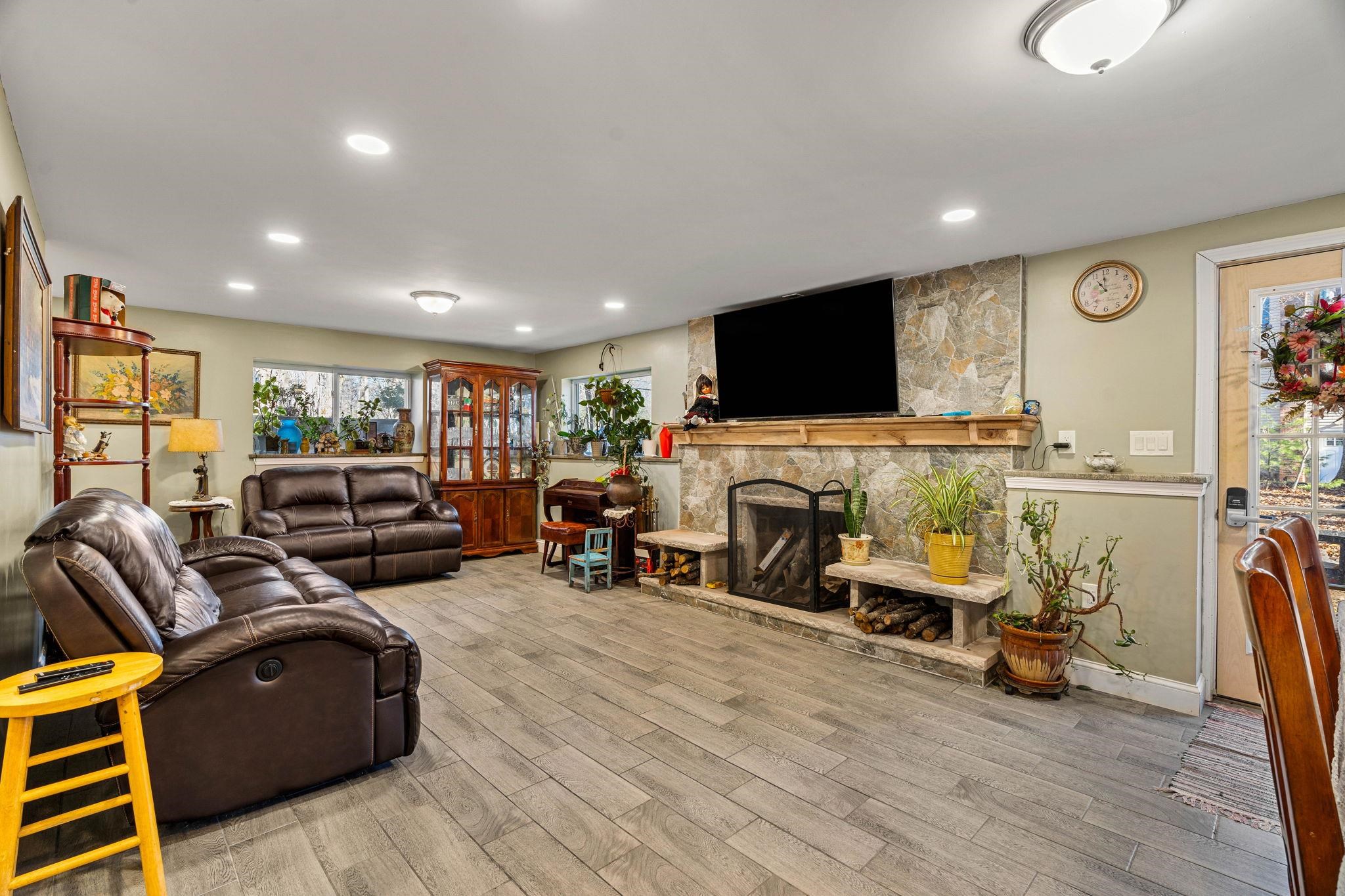 Londonderry, New Hampshire, 03053, United States, 3 Bedrooms Bedrooms, ,4 BathroomsBathrooms,Residential,For Sale,2002282