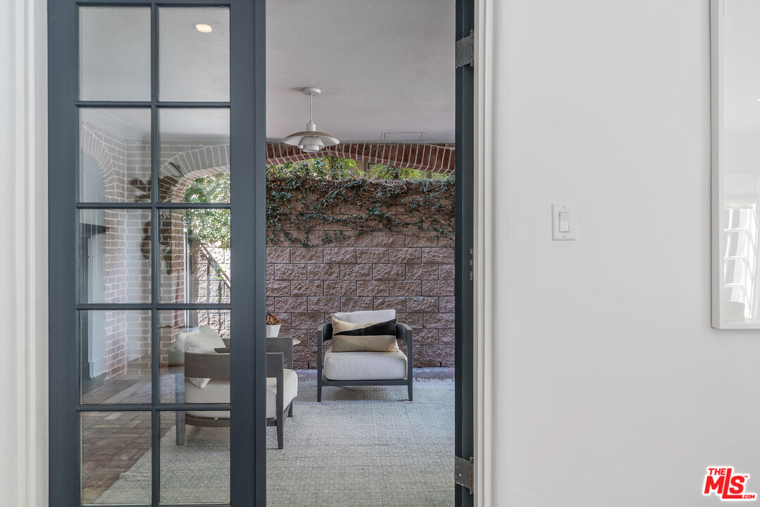Los Angeles, California, 90020, United States, 5 Bedrooms Bedrooms, ,5 BathroomsBathrooms,Residential,For Sale,1939583