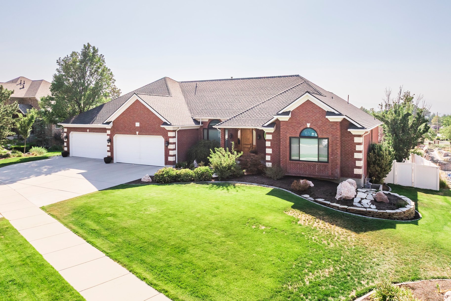  Timeless Draper Brick Rambler with 4-Car Garage and Saltwater Pool - 物件實景