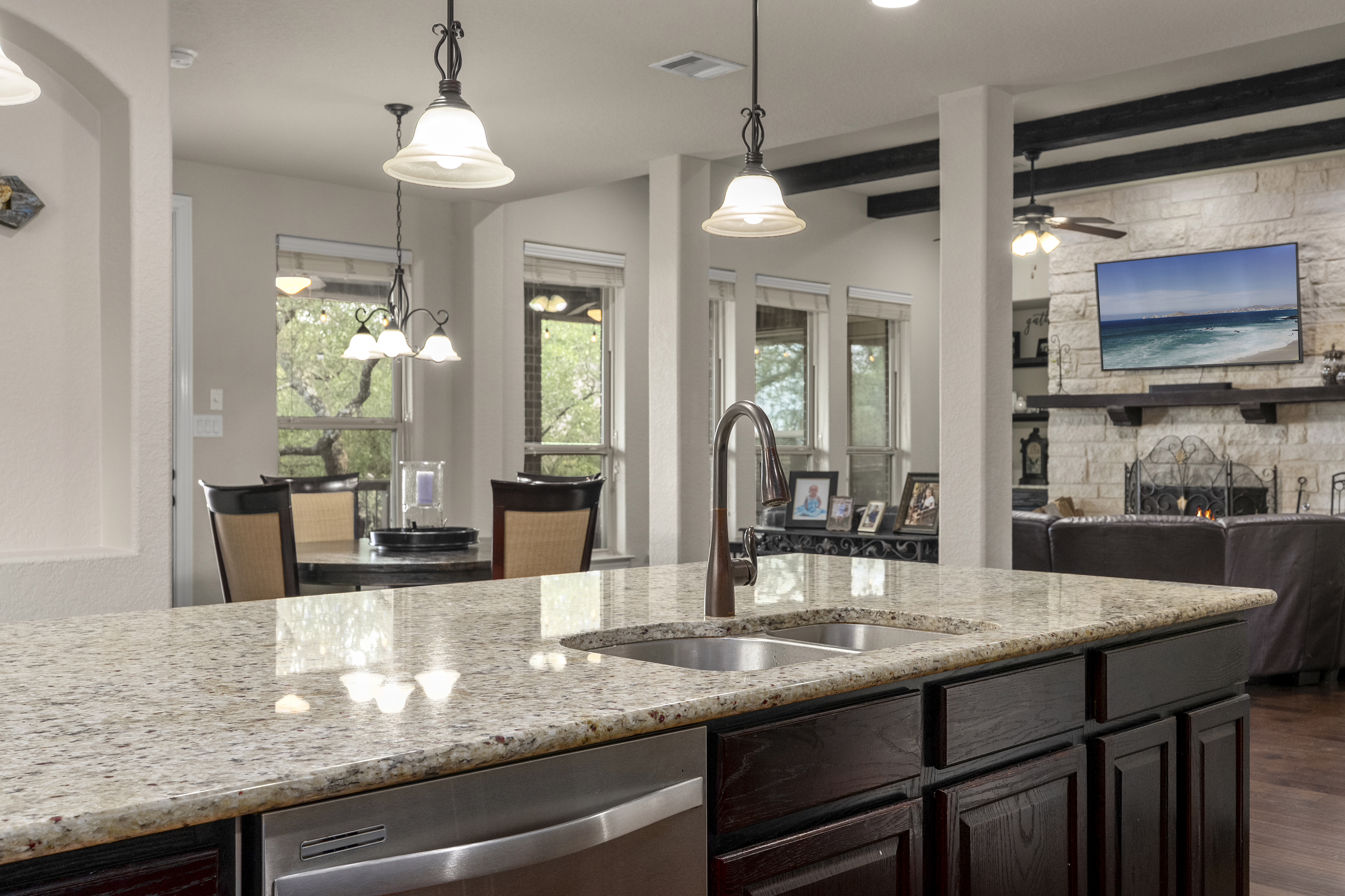  Thoughtfully Designed with Exceptional Floor Plan - 物件實景