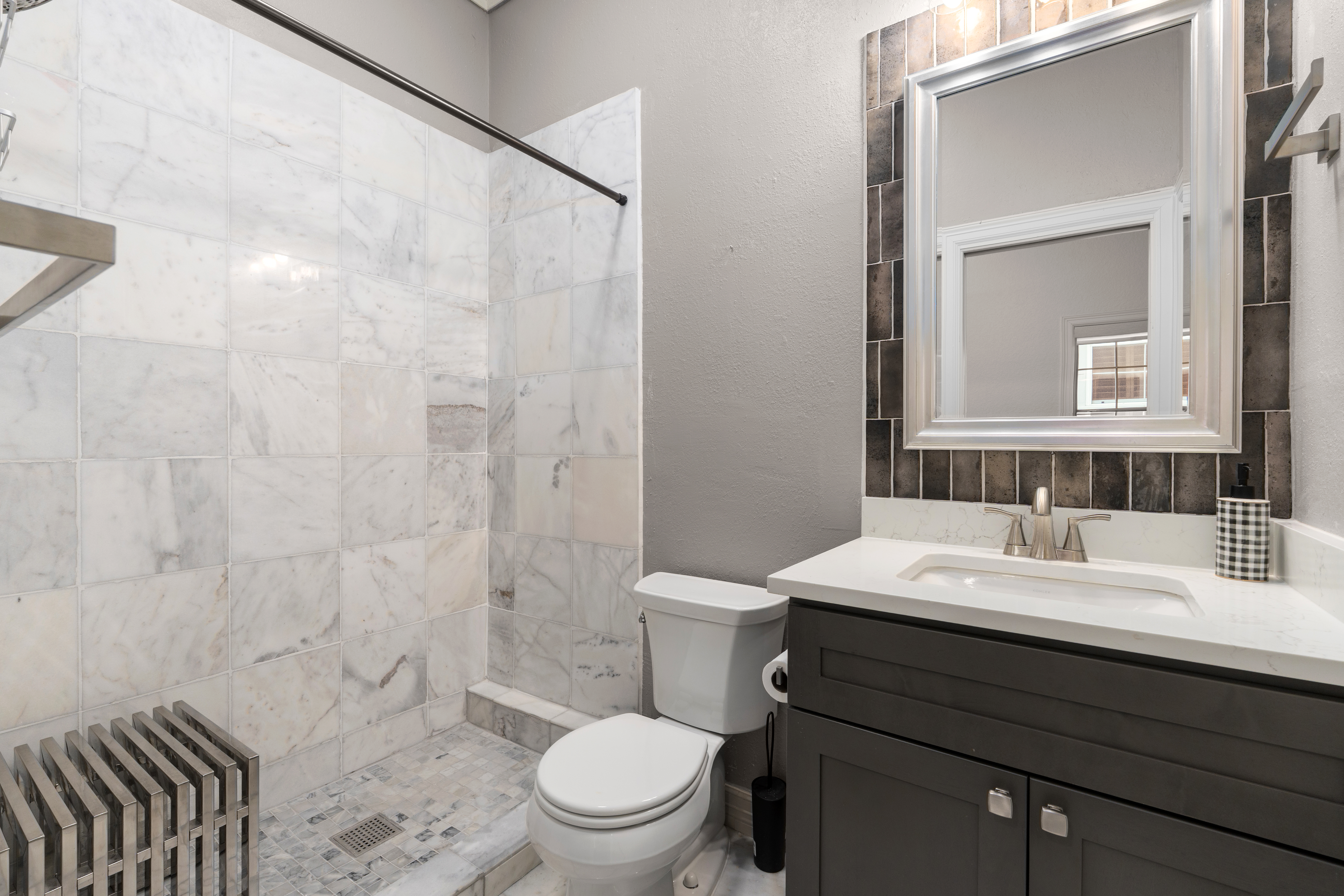  Updated Home with Captivating Interior Features - 物件實景