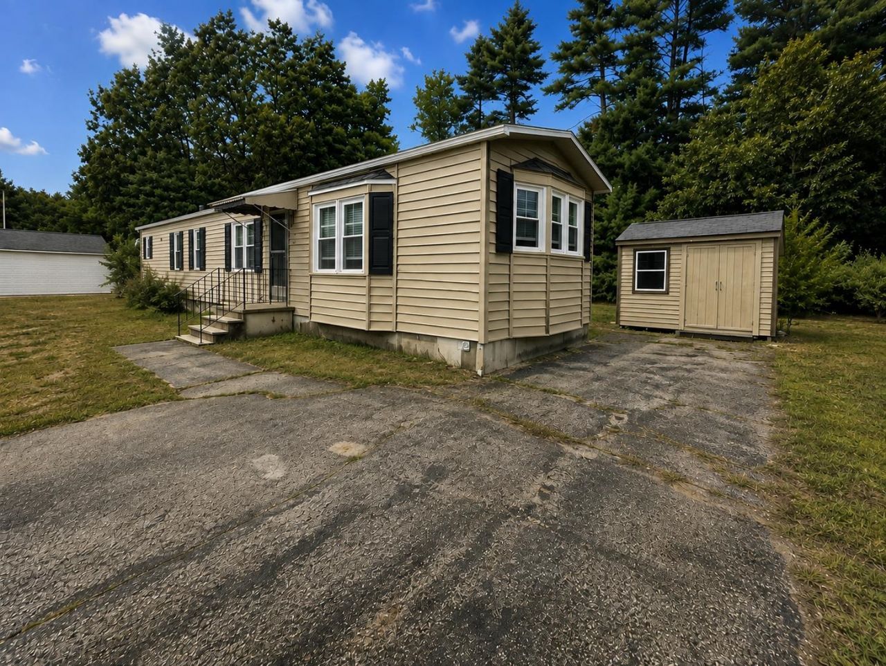 Village Dr, Raymond, NH 03077