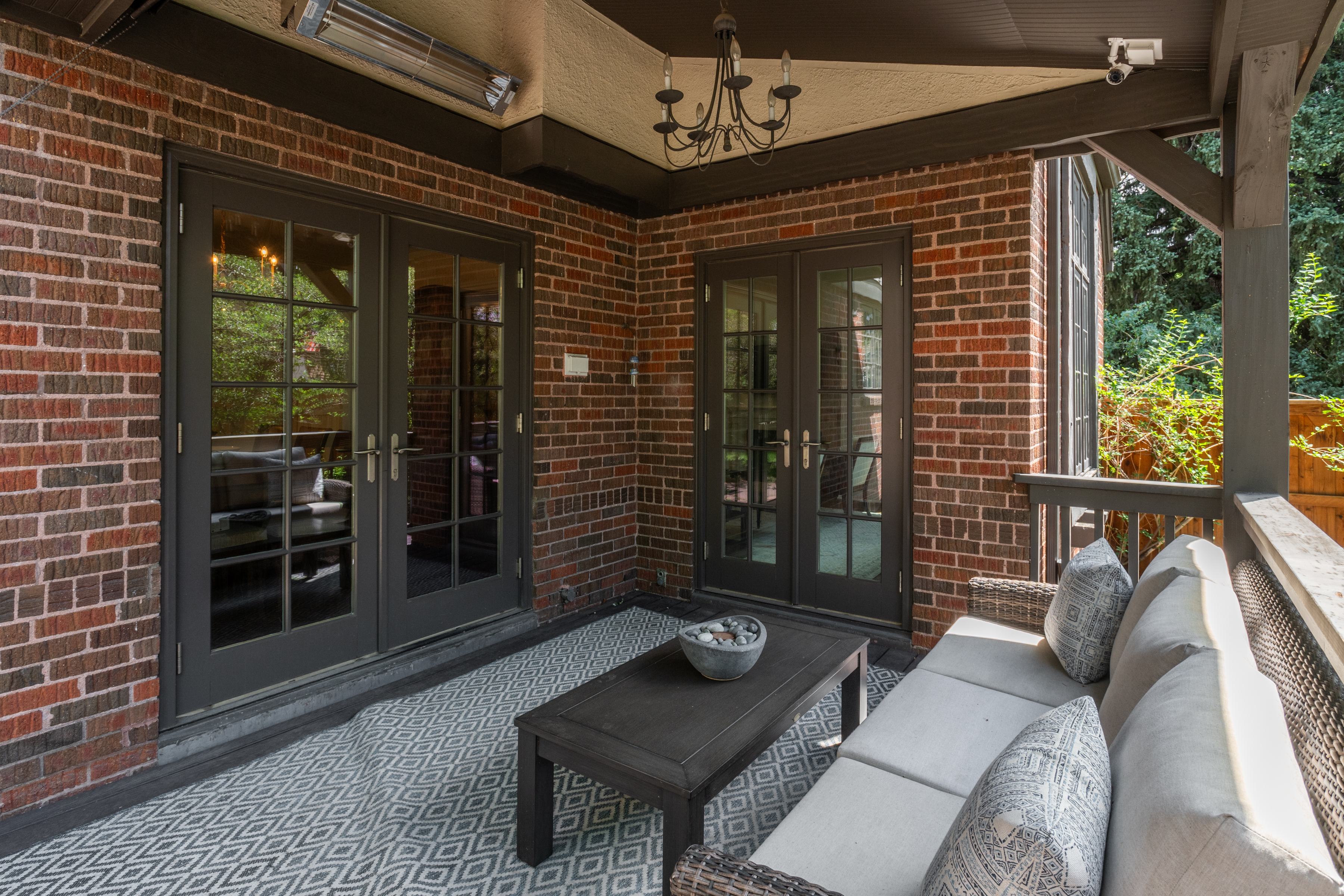  Recently renovated Hilltop Tudor is a must see - 物件實景