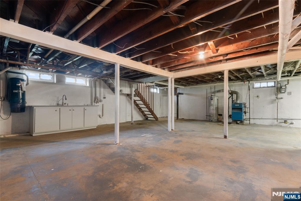 Rutherford, New Jersey, 07070, United States, 4 Bedrooms Bedrooms, ,2 BathroomsBathrooms,Residential,For Sale,1901236