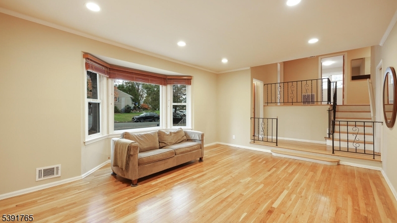 Fanwood Boro, New Jersey, 07023, United States, 3 Bedrooms Bedrooms, ,3 BathroomsBathrooms,Residential,For Sale,1987912