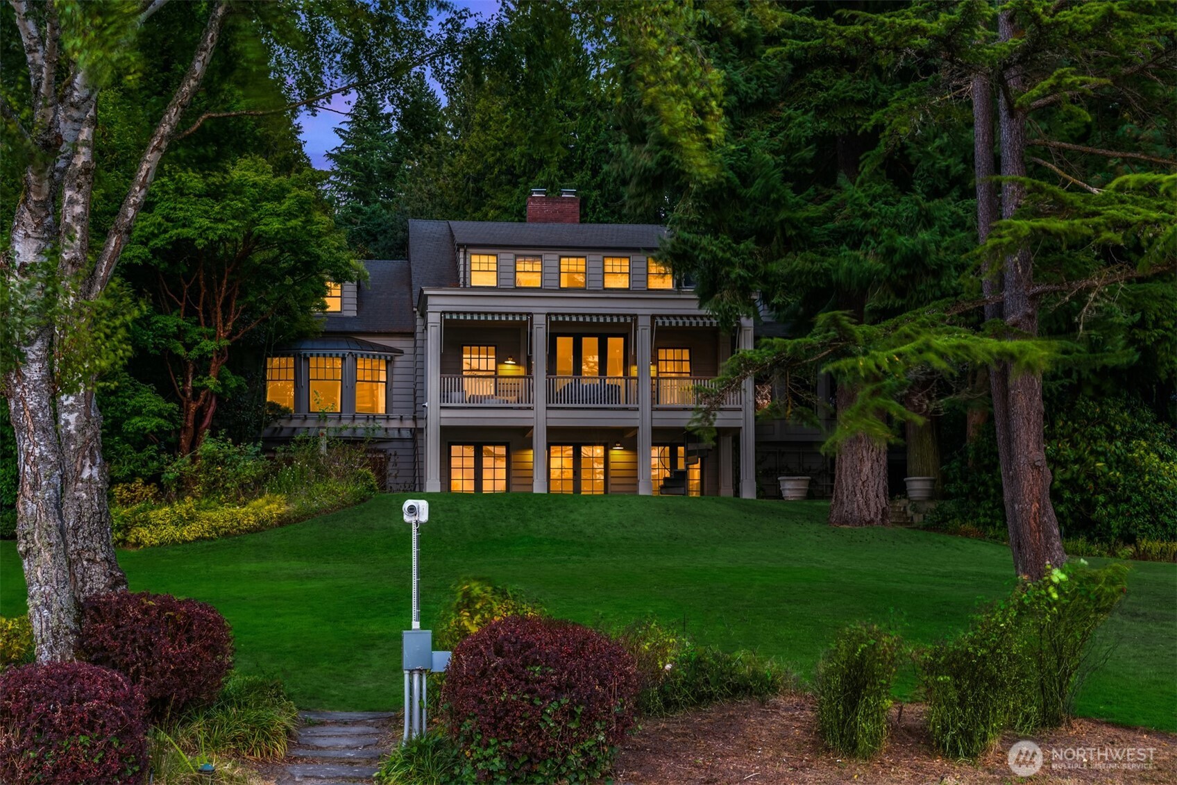 Hunts Point, Washington, 98004, United States, 5 Bedrooms Bedrooms, ,3 BathroomsBathrooms,Residential,For Sale,1865722