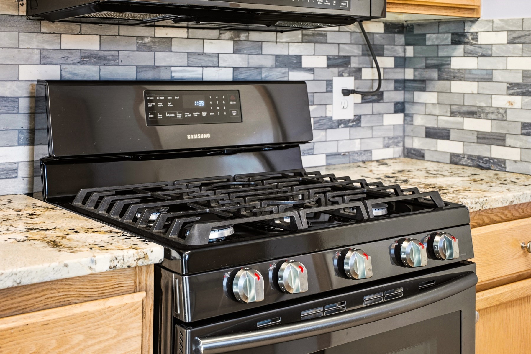  Single-Level Living with Key Updates - 物件實景