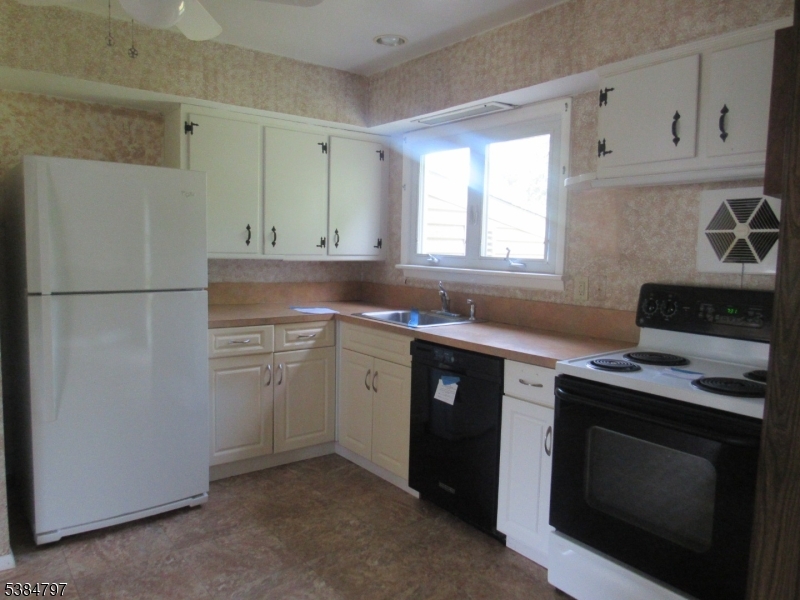 Piscataway Twp., New Jersey, 08854, United States, 3 Bedrooms Bedrooms, ,2 BathroomsBathrooms,Residential,For Sale,1949354