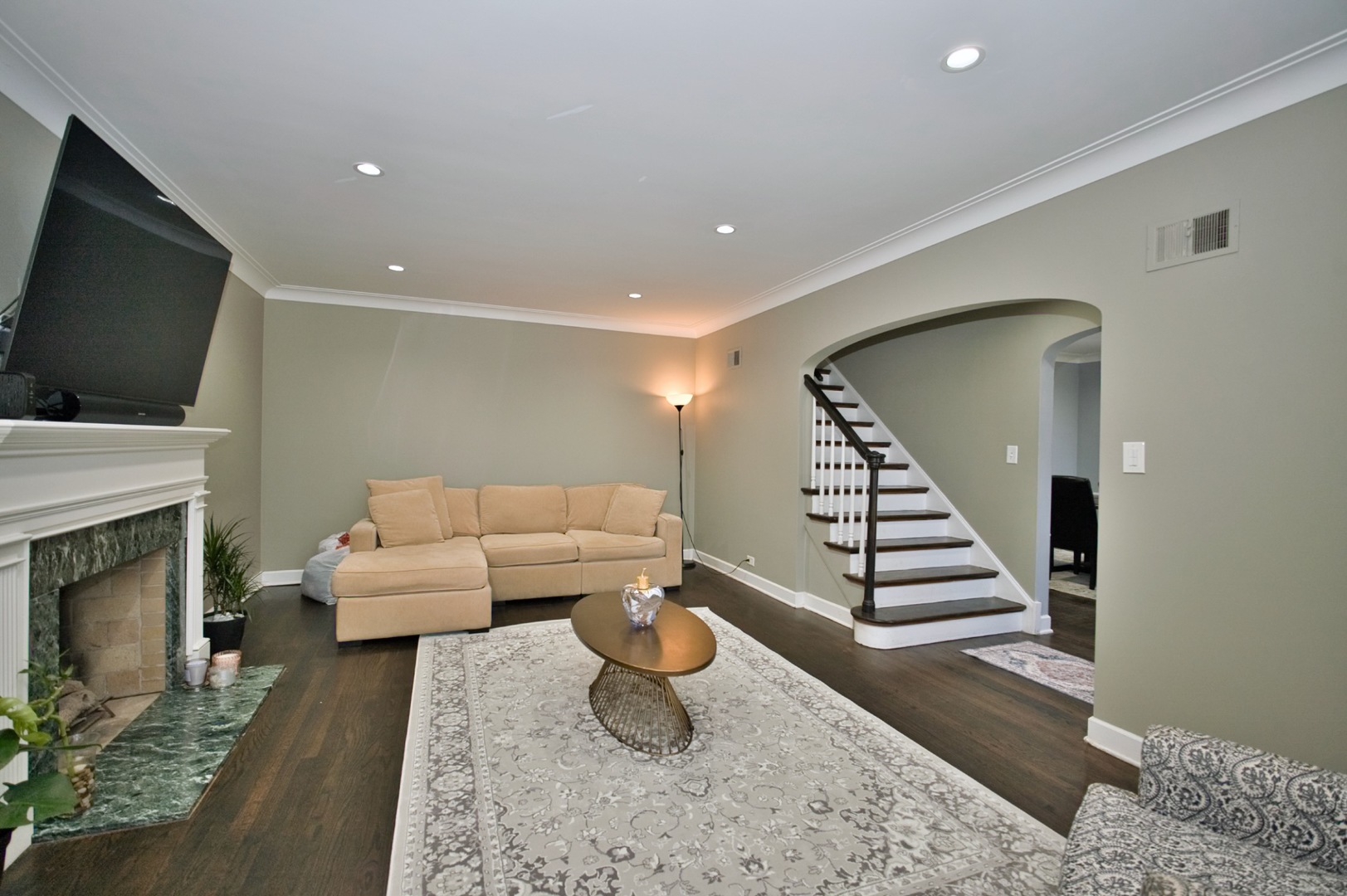 Lincolnwood, Illinois, 60712, United States, 3 Bedrooms Bedrooms, ,2 BathroomsBathrooms,Residential,For Sale,1863685