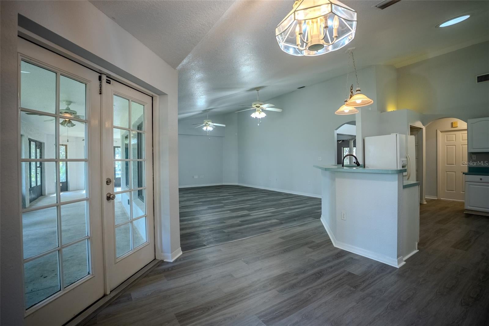 LADY LAKE, Florida, 32159, United States, 5 Bedrooms Bedrooms, ,3 BathroomsBathrooms,Residential,For Sale,1850305