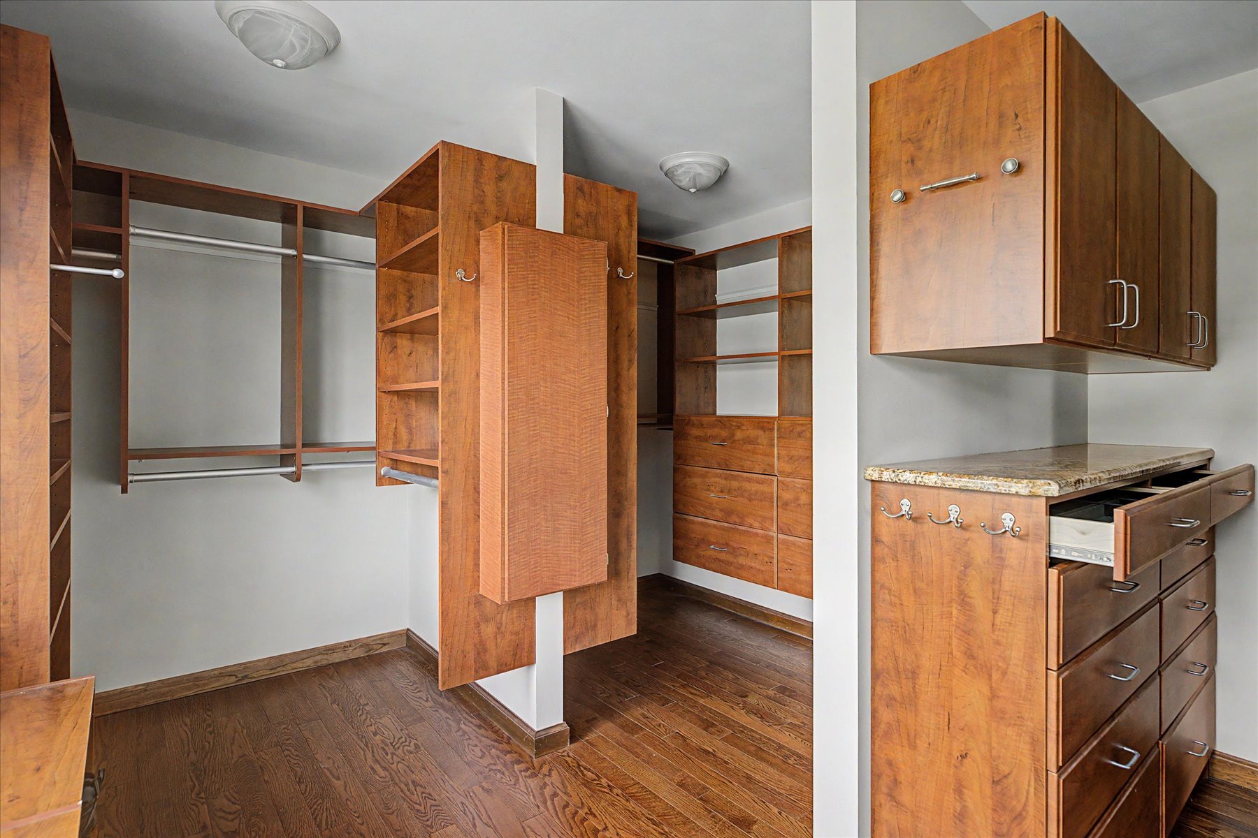  Well Maintained Colonial Home with Exceptional Equestrian Property - 物件實景