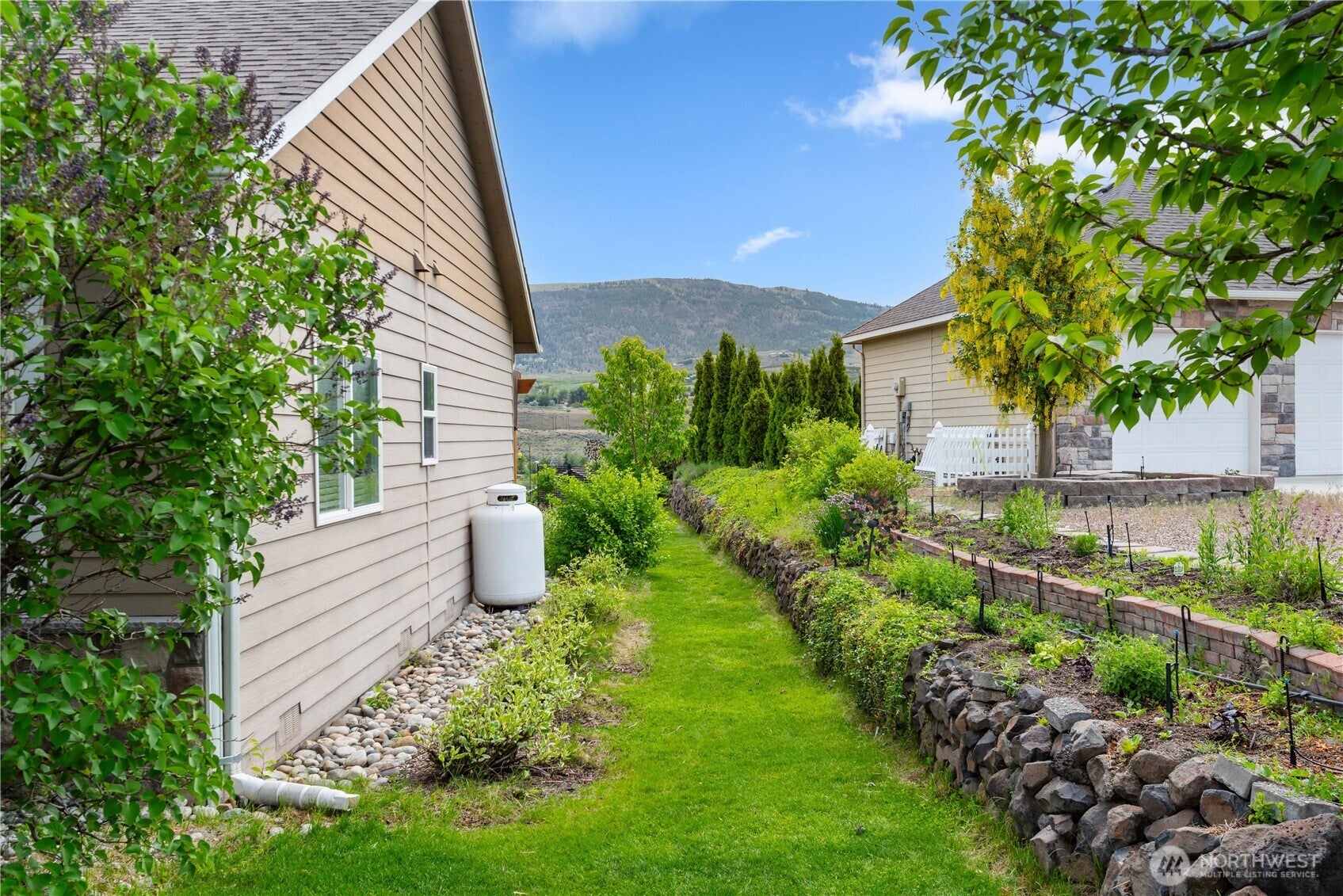 East Wenatchee, Washington, 98802, United States, 3 Bedrooms Bedrooms, ,1 BathroomBathrooms,Residential,For Sale,1818032