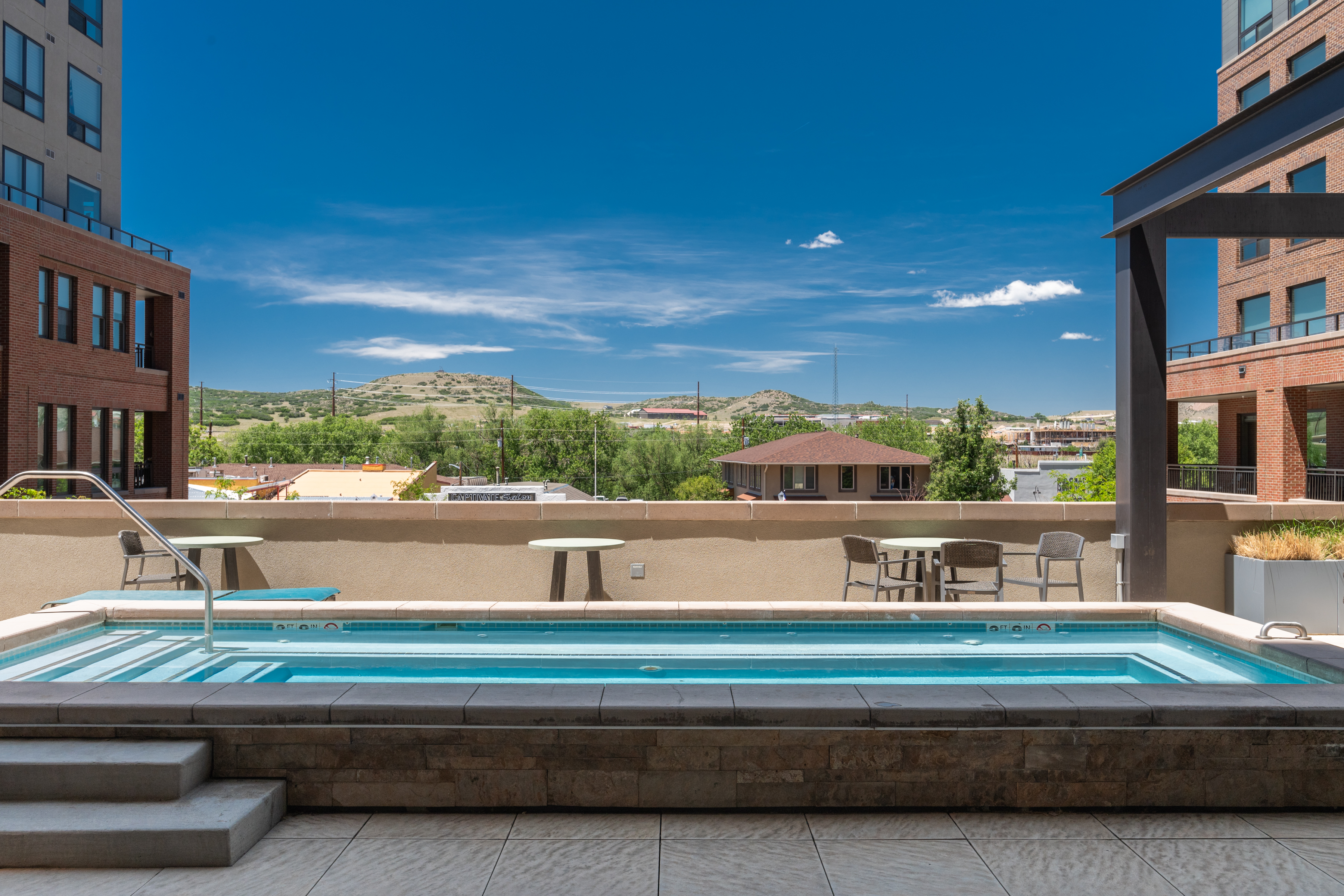  Beautiful unit with a private deck, overlooking Festival Park. - 物件實景