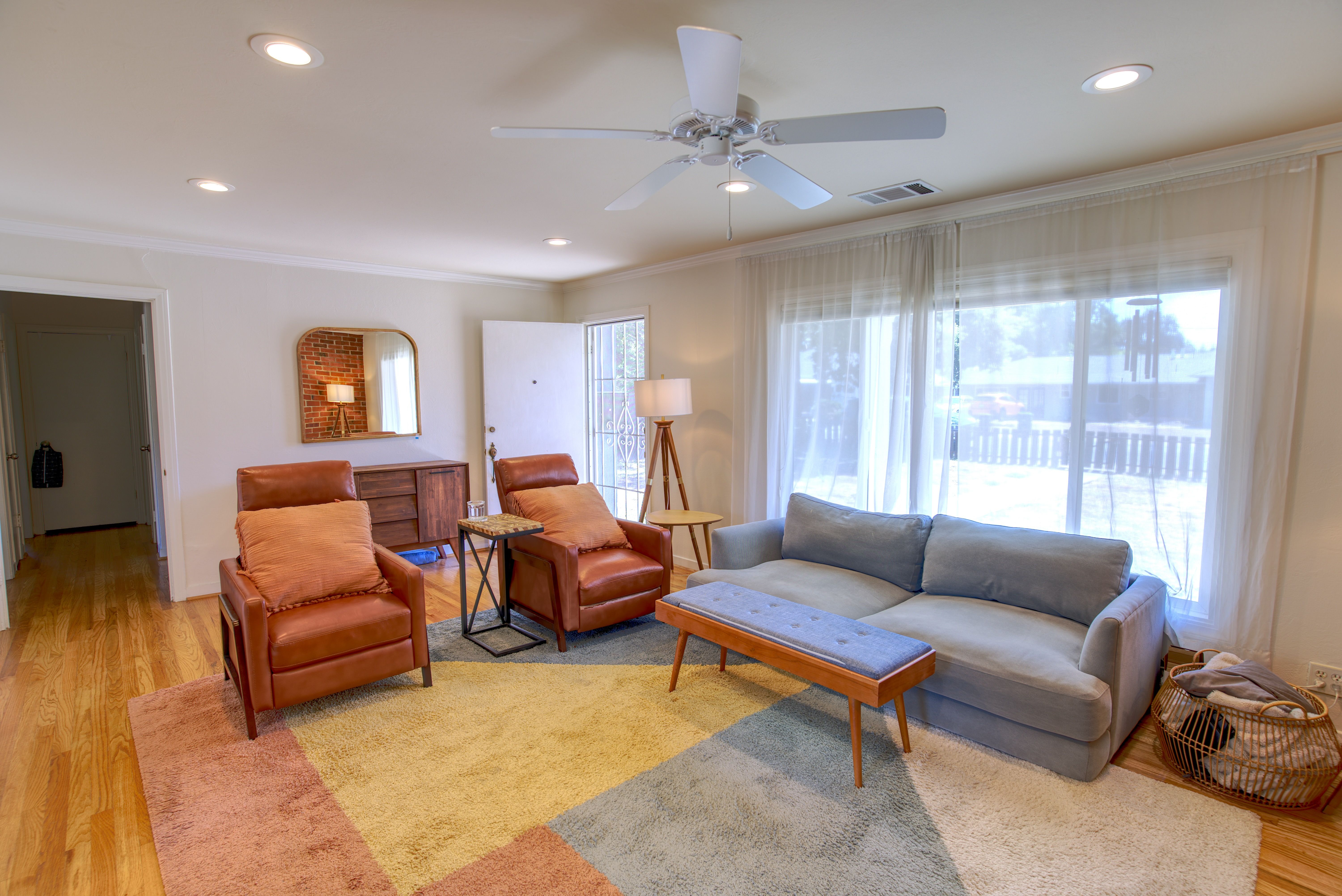  Classic Charm Meets Flexible Living in This Inviting Single-Story Ranch - 物件實景
