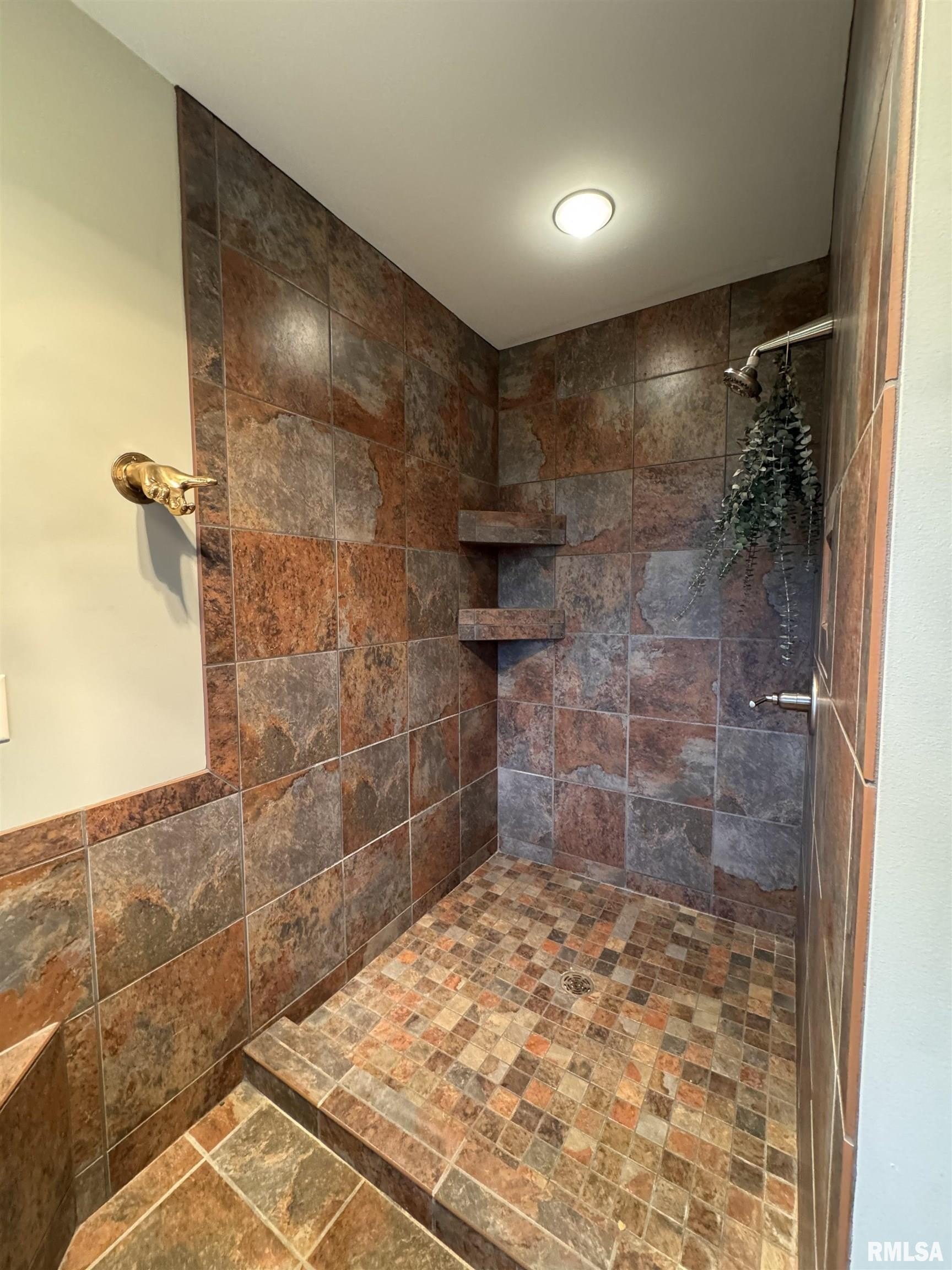 Macomb, Illinois, 61455, United States, 5 Bedrooms Bedrooms, ,5 BathroomsBathrooms,Residential,For Sale,1915760