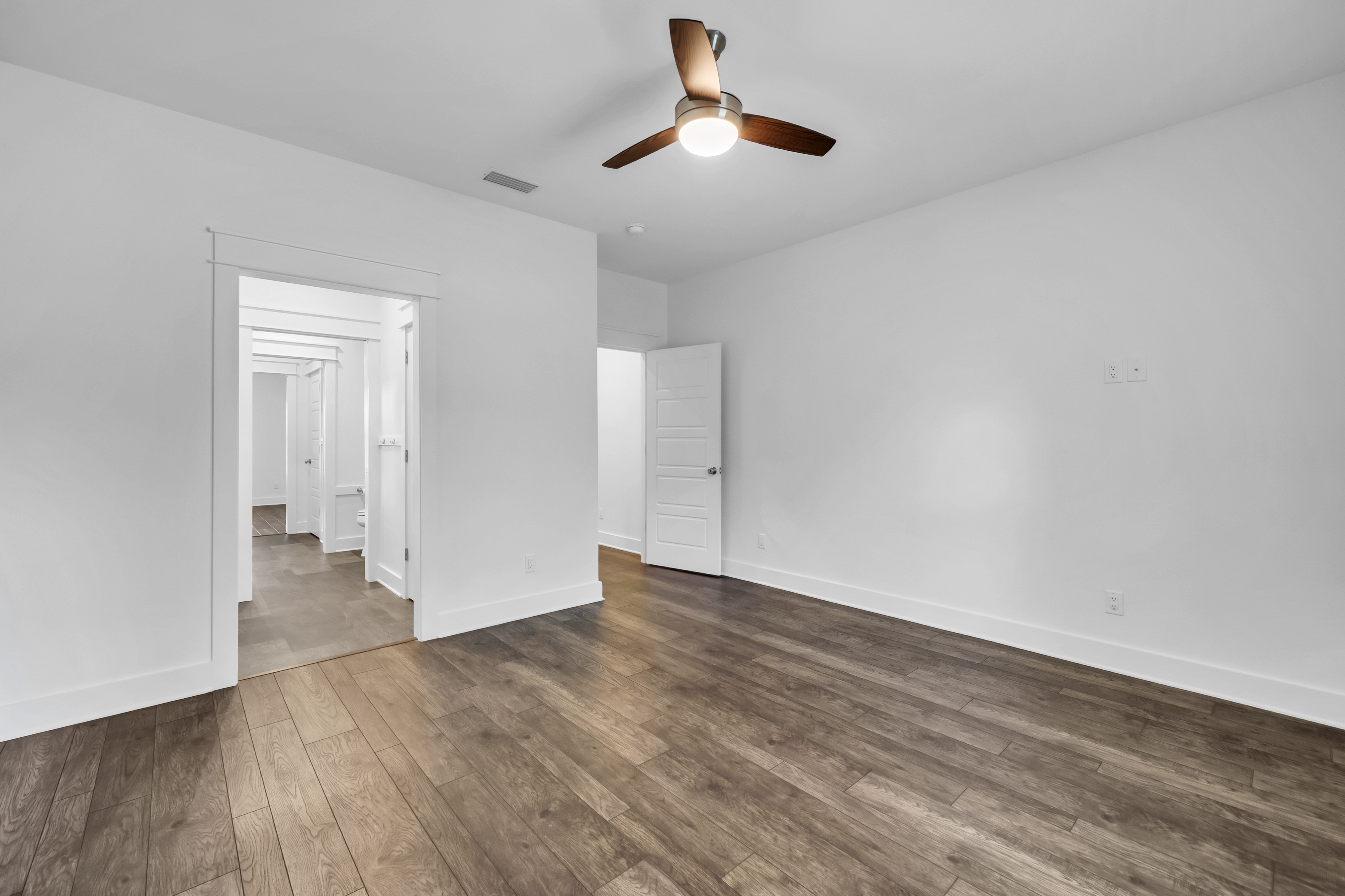  Move-In Ready Brick Home with Spacious Fenced Backyard Near the Bay - 物件實景