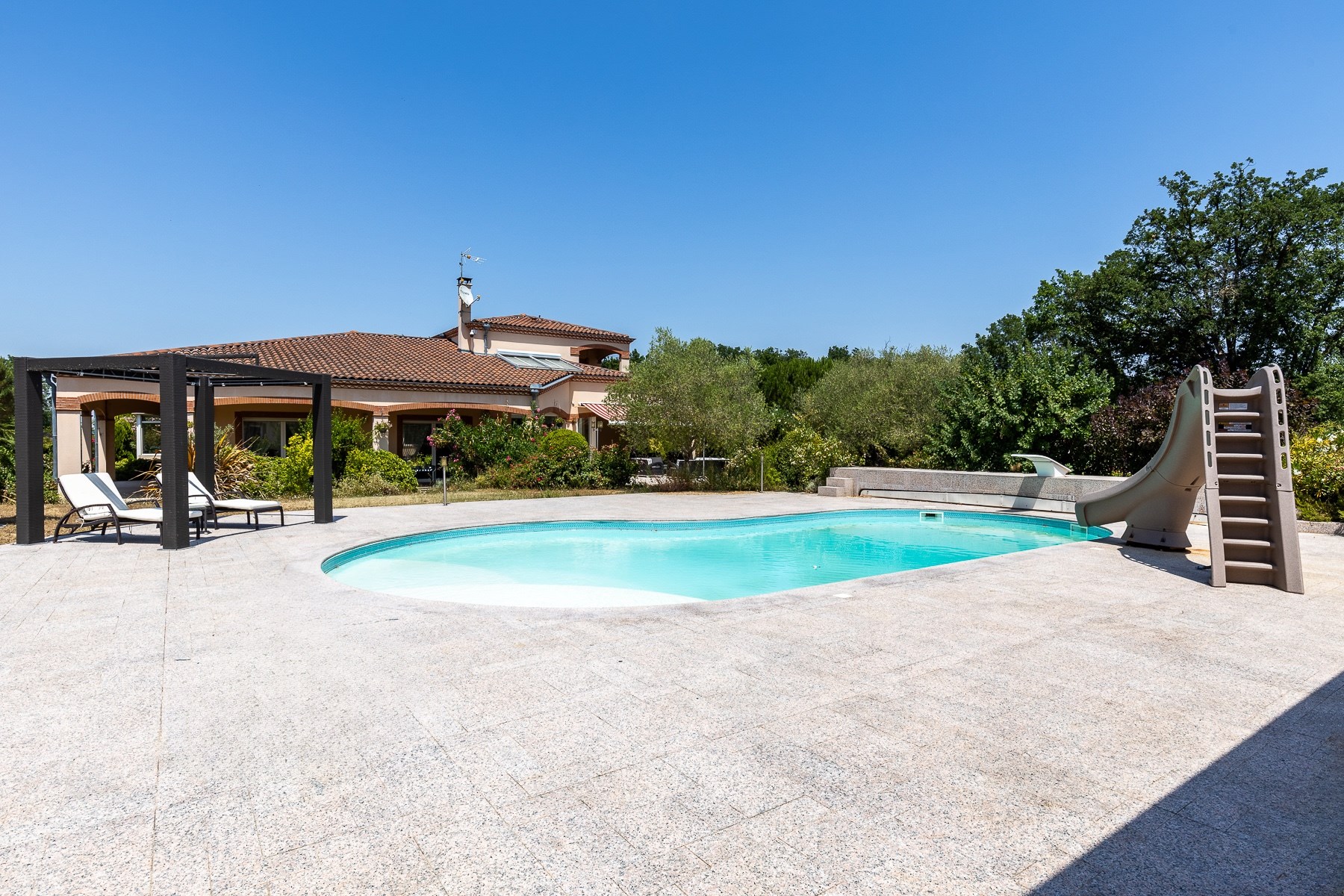  A superb, recently built property with exceptional features. - 物件實景