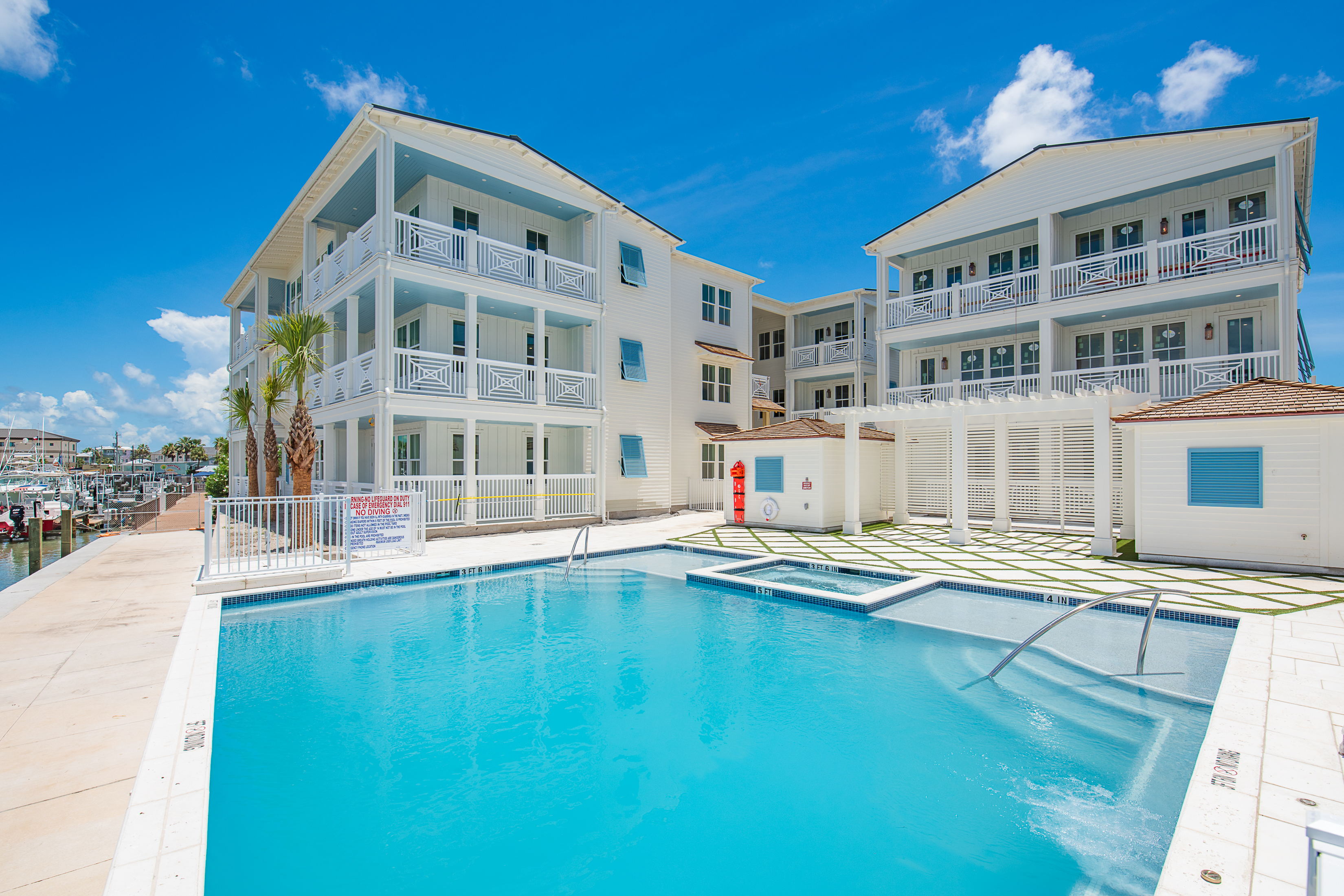  Coastal Elegance Meets Waterfront Living - 物件實景