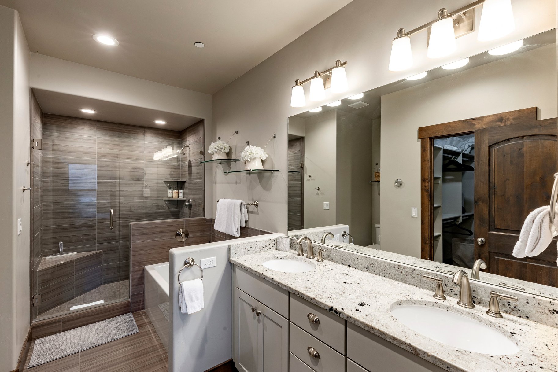  Stunning End-Unit Townhome With Loads of Natural Light - 物件實景