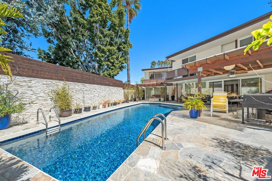 Los Angeles, California, 90056, United States, 5 Bedrooms Bedrooms, ,5 BathroomsBathrooms,Residential,For Sale,1918507