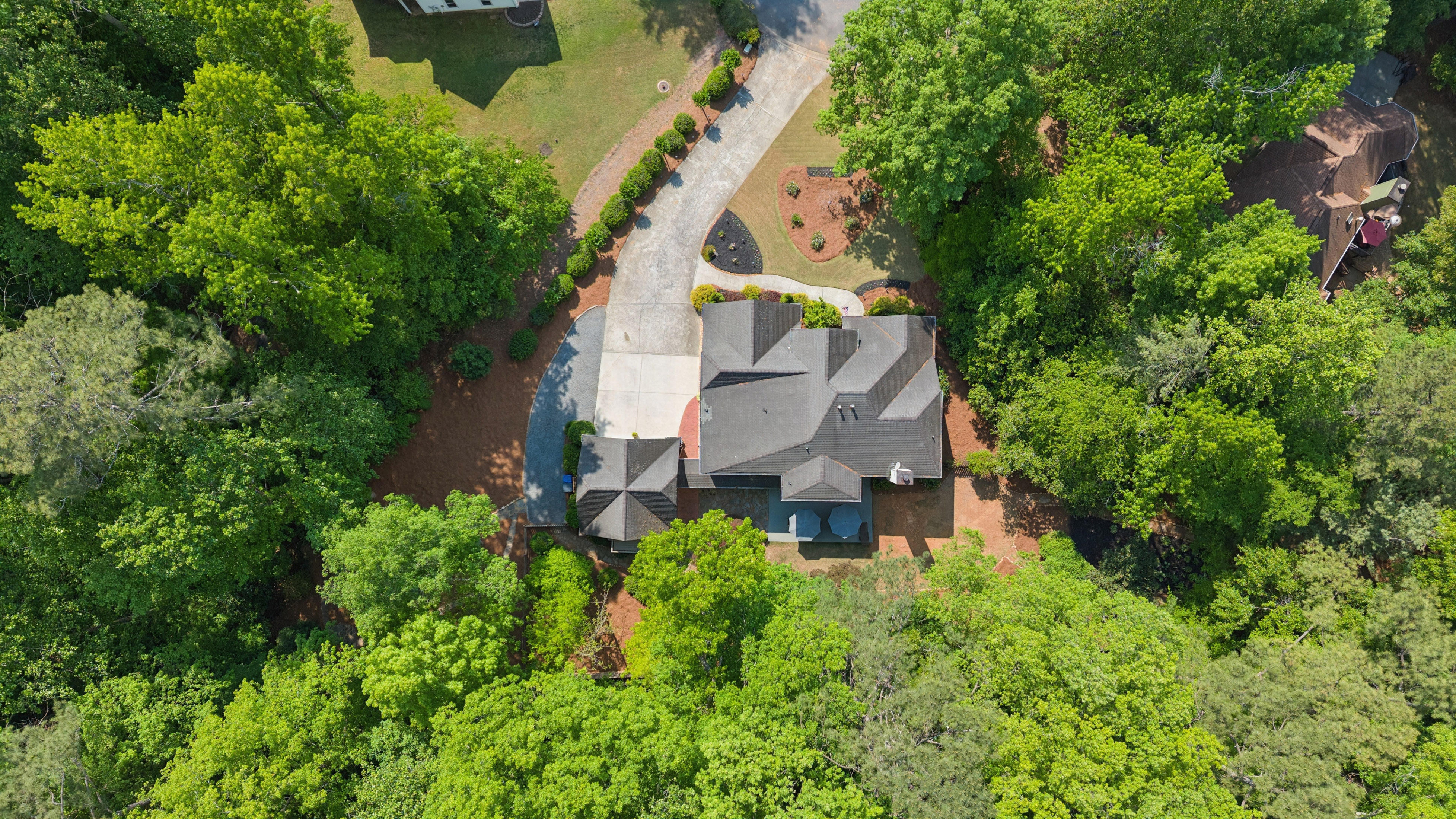  Stately Brick-front Home Offers Timeless Curb Appeal - 物件實景