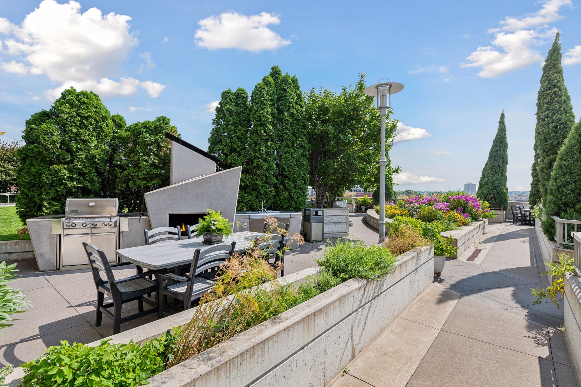  Skyline Views and Luxury Living in Vibrant Downtown Retreat - 物件實景